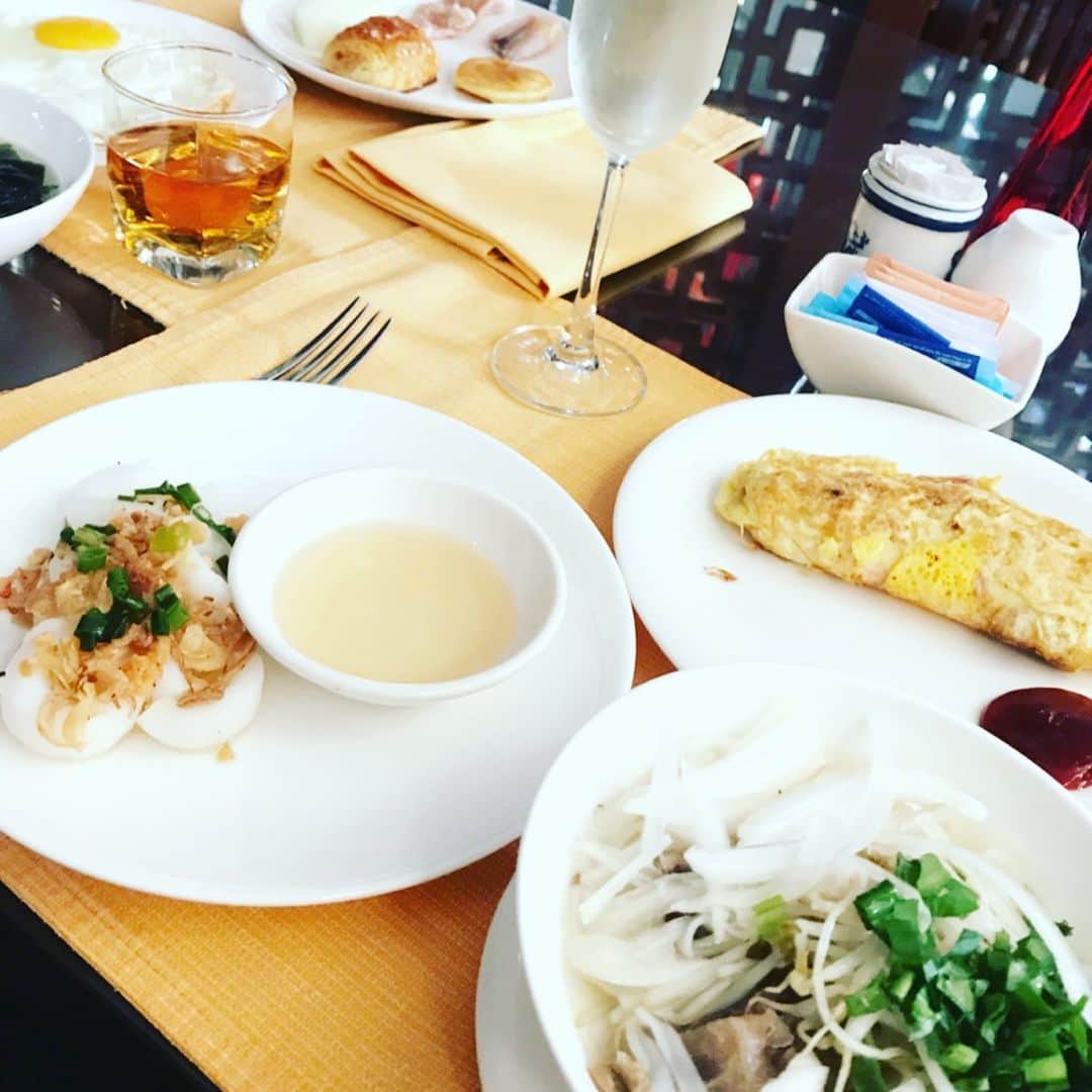 渡辺由香さんのインスタグラム写真 - (渡辺由香Instagram)「#vietnamfood #breakfast #familytrip  ベトナム旅のふりかえり〜 とにかくご飯が美味しかった今回の旅♡ アンサナランコーの朝ごはんはすんごい種類で毎日半分ぐらいメニュー変わるし、シャンパン飲み放題だし、朝起きて、朝ごはんが毎日楽しみだったなぁ〜 毎日食べたフォーとマンゴスチンってフルーツが日本ではかなり高級でめちゃくちゃ美味しいって初めて知った😍 エビや海鮮や海鮮ダシ的な調味料がサイコー ハナボーはベトナム関係ないけど、ワカメスープに今回の旅でハマり毎日食べてたw 最近我が家でワカメスープ生活もはじめとります💋 誰かベトナム料理行こ👍🏻 さ、今日もハナボーとお出かけ 楽しみだぁ〜🏕 #ベトナム旅行 #ベトナム料理 #子連れ旅行」5月25日 7時23分 - yukawatanabe_hanabo