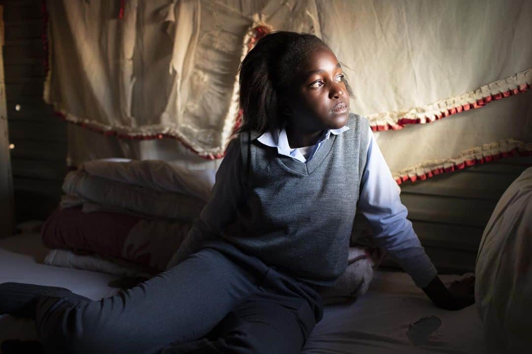のインスタグラム：「Photo by Anastasia Taylor-Lind @anastasiatl // Sponsored by @always_brand // Amelia sits in her bedroom, which she shares with two sisters and her niece, in Katlehong, South Africa. Amelia is at the top of her class, and she is very confident and motivated. She is just beginning puberty and hasn’t started menstruating, but she is very knowledgeable and feels prepared for it when the time comes. “I want to be a doctor. Your body is yours. This body is mine—nobody owns it,” she said. // Every day, all over the world, millions of girls miss school because they lack resources to navigate the onset of menstruation. @always_brand provides puberty education & period products to girls around the world to help keep them confident #LikeAGirl & focused on getting an education. Together we can #EndPeriodPoverty!」