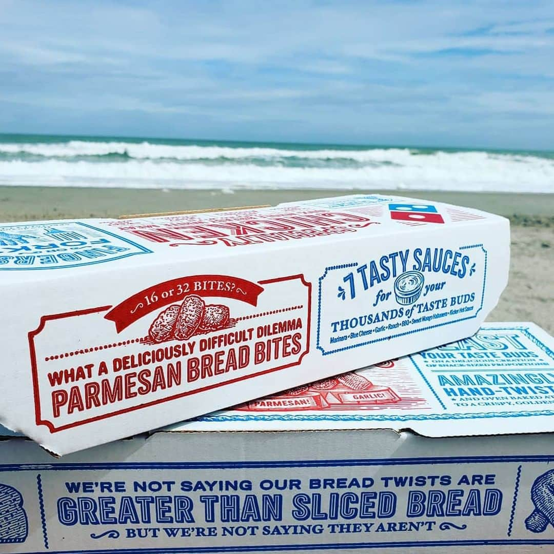 Domino's Pizzaさんのインスタグラム写真 - (Domino's PizzaInstagram)「Weekend plans: 📍🌊🍕. Order delivery directly to your local beach (or park or 200,000 other locations) with Domino's Hotspots®.」5月25日 7時30分 - dominos