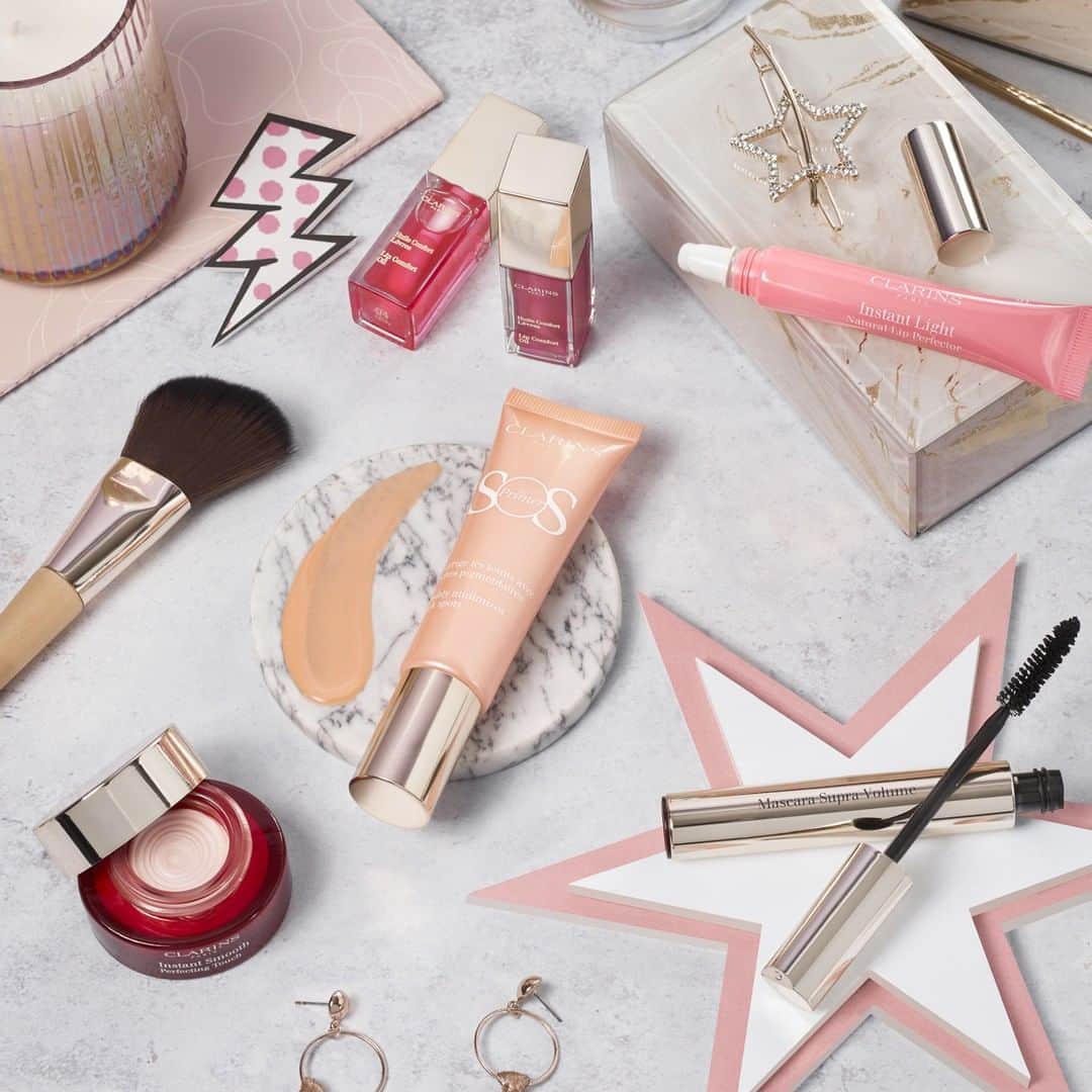 CLARINSさんのインスタグラム写真 - (CLARINSInstagram)「What to pack for the long weekend: Easy, glow-boosting essentials and sensible shoes 😉 #MakeupHeroes #ClarinsMakeup」5月25日 7時35分 - clarinsusa