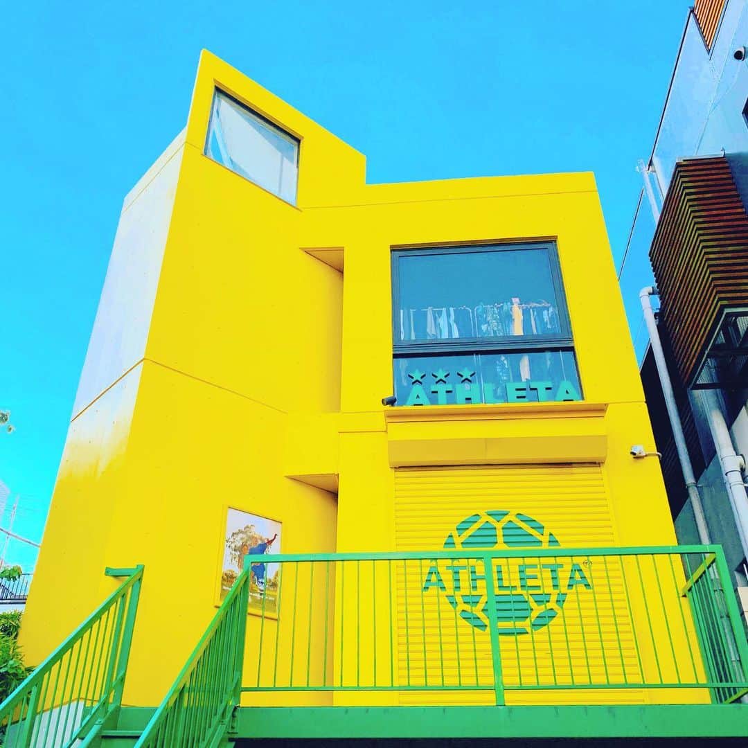 のインスタグラム：「今朝の 原宿表参道は快晴なり…☀️ 清々しくさわやかな五月晴れの朝🌅 朝ラン&ウォークは ジョギング中心で…🏃‍♂️👟 天気予報によると 今日も真夏日の暑さらしい…🍉🌻🎐💦 さて 本日のYOKANは 午前中は 基本…のんびりしつつ…😇 家事&事務作業…🧹👚📝 自己練習…🎷🎺📯 午後からは 本日分の宿題ノルマ…✏️🎹🎸🎼 （作曲&アレンジデモ制作…♬） そして 毎週土曜日は 鎌倉エフエムにて17:30〜 『YOKANの Brasstic Time』 絶賛放送中…🎙🎧👄🎵📻✨ （スマホ&ネットからも聴けます📲） 番組詳細&本日放送の曲目等は 後ほどアメブロ にてお知らせします…🔔 アメブロ 『YOKANのBrassticな生活☆』 https://ameblo.jp/yokanstudio/ みなさま 笑顔でステキな1日を…💓 #harajuku #omotesando #原宿 #表参道 #tokyo #japan #morning #朝 #朝ラン #running #walking #ウォーキング #晴れ #OhaYOKAN #streetart #街角アート #building #ビル #建物 #yellowbuilding #黄色いビル #黄色と緑 #yellowandgreen #athleta #アスレタ #インスタ映え #instagram #instadaily #笑顔でステキな1日を💓」