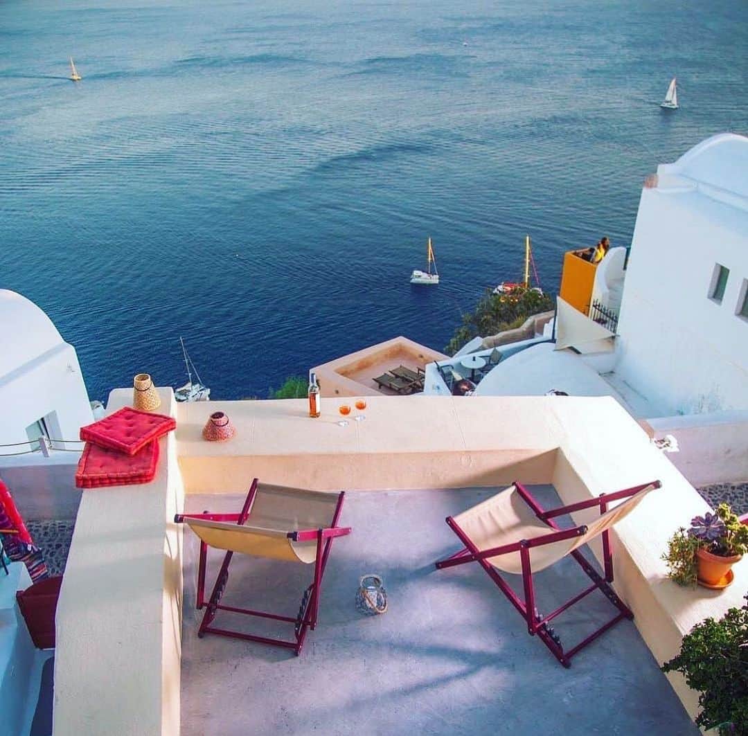 Cosmopolitanさんのインスタグラム写真 - (CosmopolitanInstagram)「Where are you off to this weekend? Greece? Your couch? Let us know 👇✈️ #MDW #rg @nicolettahouses」5月25日 7時40分 - cosmopolitan
