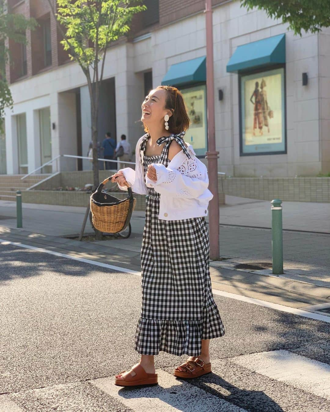 村上沙織さんのインスタグラム写真 - (村上沙織Instagram)「昨日の暑さには驚き🌴♥️歩いてる人を見てると手であおいだり、ハンカチで汗を拭いたり、影を歩こうとしたり😳⚠︎ 私は敢えての日向しか歩きません♥️ ・ 暑かったからshoulder ribbon opの下にTシャツも着ないで着てました♥️ ジャケットは#isabelmarant 靴は#philliplim でした💁‍♀️ ・ 今日も暑いんだって♥️ #rosymonster #ootd#mamacoordinate#ママコーデ」5月25日 7時41分 - rosysaorimonster