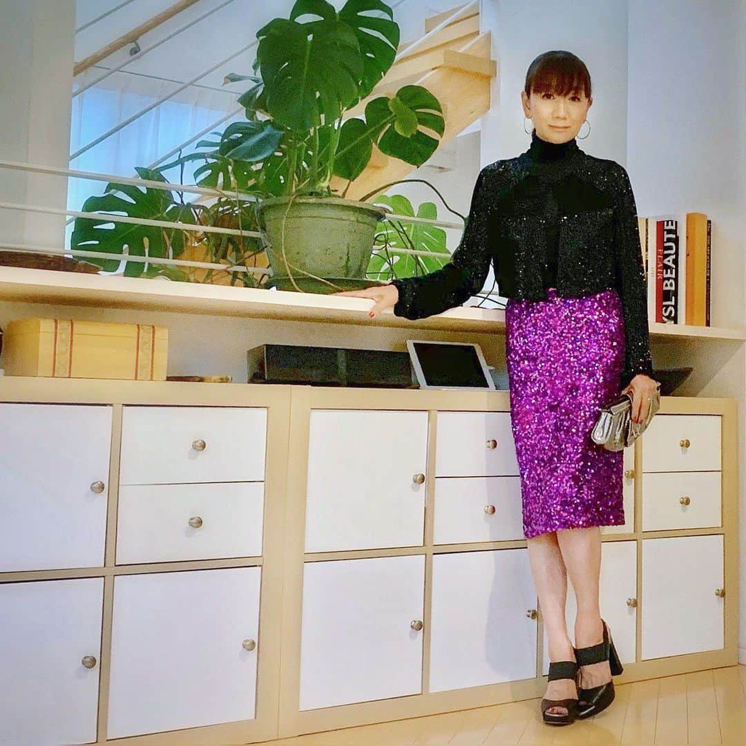 藤原美智子さんのインスタグラム写真 - (藤原美智子Instagram)「これは出かける前に撮った、昨日の菊池武夫先生のバースディパーティのpostのファッション。 ・ ちょっとわかりにくいですが、総 #スパンコール のパープルのスカートと、総 #ビーズ のブラックの #ショールジャケット。インナーは透け透けハイネック。 ・ 一見真面目な #エレガント と言う感じですが、光が当たると上下共に #キラキラ で俄然、派手な人に😅 #地味派手 ファッションという感じでしょうか😄 ・ そして #ドレスコード は「何かシルバーのもの」と言う事だったので、シルバーのバックを。 ・ そうそう、もう一つキラキラがありました。それはルーフタイプの #ダイヤのイヤリング。キラキラではなく、キラッ✨ぐらいですが😅 ・ それにしてもエレガントな格好をしたのは久しぶりかも🤔背筋がしゃんとするので、たまには良いかも💓 ・ #ファッション備忘録 #dolcegabbana  #chloe #藤原美智子 #fujiwaramichiko #ladonna #michikolife」5月25日 7時43分 - michiko.life