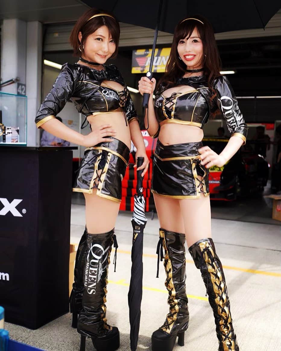 のインスタグラム：「いよいよ💖SGT第3戦💖猛暑となりそうですねん💦皆様暑さ対策もしっかり行って下さいねん💖今回も360号車RUNUP RIVAUX GT-Rの応援宜しくお願いします💖 12:15〜13:05  ピットウォーク  14:40〜14:55 予選 Q1 15:25〜15:35 予選 Q2 16:15〜16:30 レースクイーンステージ 17:25〜18:15  キッズウォーク  #supergt #鈴鹿サーキット #runup #rivaux #japanesegirl #portraitphotography #pitwalk #queensmemorial #レースクイーン #paddockgirls #gridgirls #モータースポーツ #レース好きさんと繋がりたい」