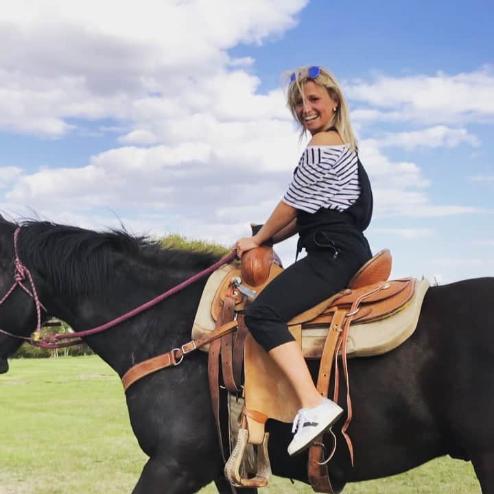 カーステン・ムーア＝タワーズのインスタグラム：「Taking my horse to the old town road 🐎 #acoupleofchamps」