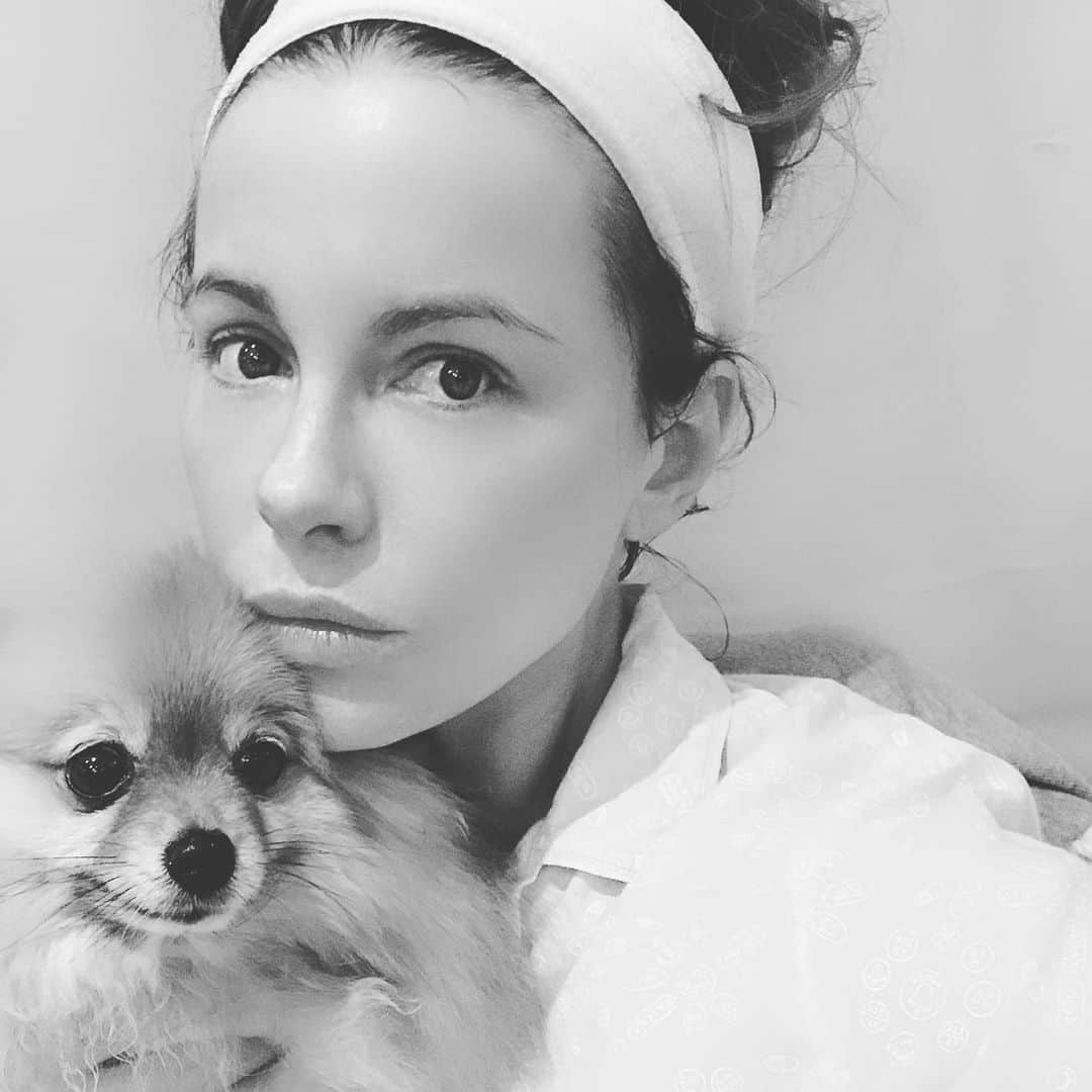 ケイト・ベッキンセイルさんのインスタグラム写真 - (ケイト・ベッキンセイルInstagram)「One of us is a service animal」5月25日 7時46分 - katebeckinsale