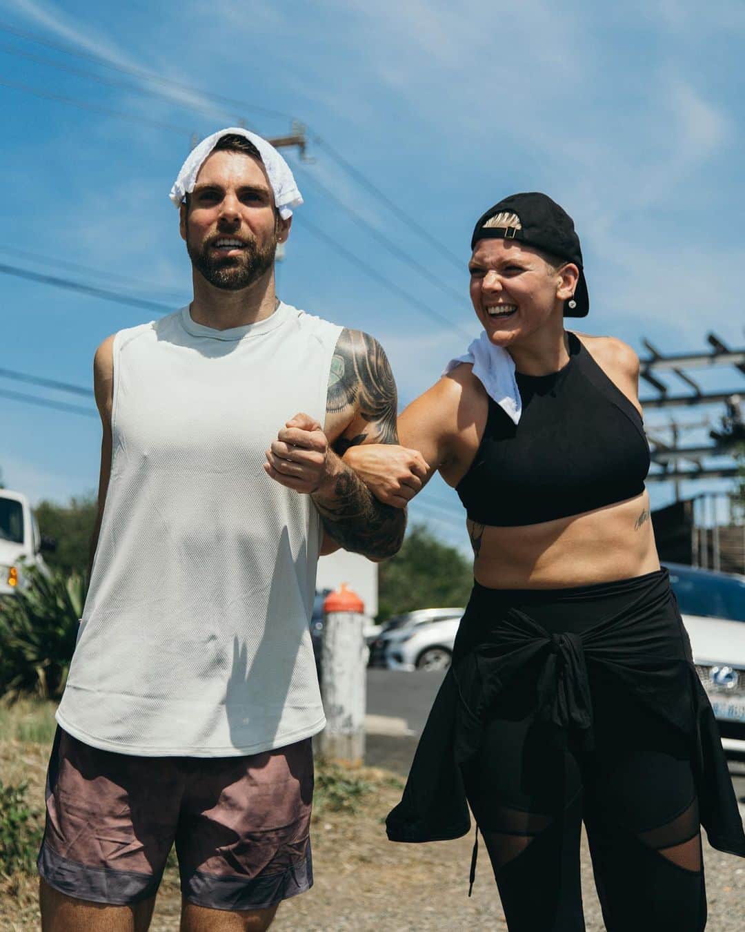 のインスタグラム：「To help Betty Who give her best on stage, we partnered with her band on tour – connecting with the Who Crew for pre-show sweat sessions in Seattle, Chicago and New York City.  Today @bettywho is taking over the channel to share how #thesweatlife impacts her ability to give her all on stage – tap into our story for more.」