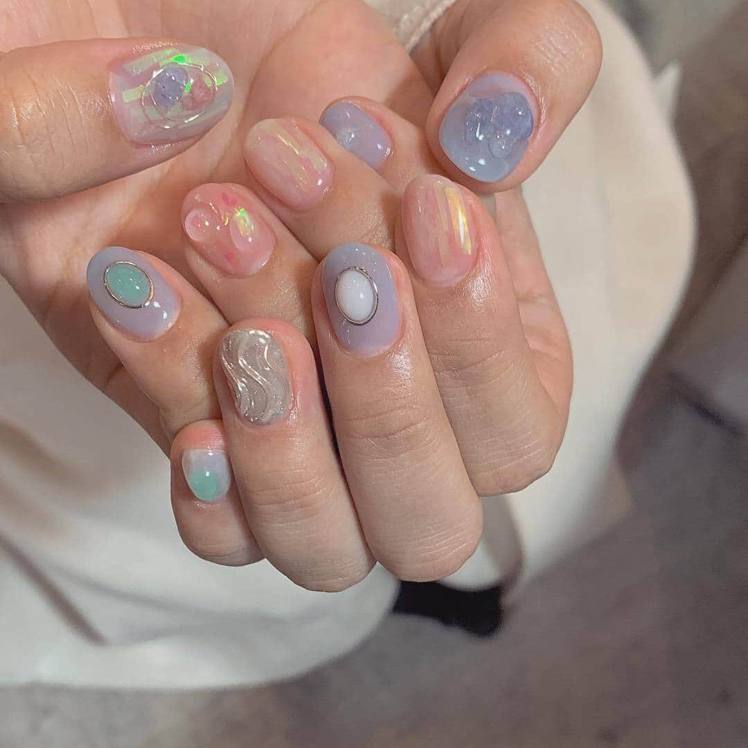 MERYさんのインスタグラム写真 - (MERYInstagram)「. シンプルで定番なのに、他の人とは何かが違う。そんなセンスのあるネイルに憧れませんか？ . 『YUIKA YONEHARA @yuikaaanails 』さんのアカウントでは、やってみたくなるようなお洒落なネイルデザインが沢山紹介されています！季節やイベントに合わせて、様々なネイルデザインを楽しんで♡ . MERYでは他にも「かわいい」に近づくさまざまな情報を発信しています。 @mery.beauty コスメ・美容に特化した情報をお届け♡ @mery_spot 話題のカフェやお出かけスポットをご紹介！ こちらもぜひチェックしてみてください！ . . photo by @yuikaaanails . #MERY #regram #instagram #instanail #nail #naildesign #gelnail #handnail #pink #nailart #네일스타그램 #左右非対称ネイル #ちぐはぐネイル #スヌーピー #クリアネイル #個性派ネイル #ニュアンスネイル #パステルネイル #ピンクネイル #ミラーネイル #ネイルデザイン #手描きネイル #手描きアート #ネイルサロン #ハンドネイル #ジェルネイル #お洒落 #お洒落さんと繋がりたい #MERY女子 #メリー」5月25日 8時00分 - mery.jp