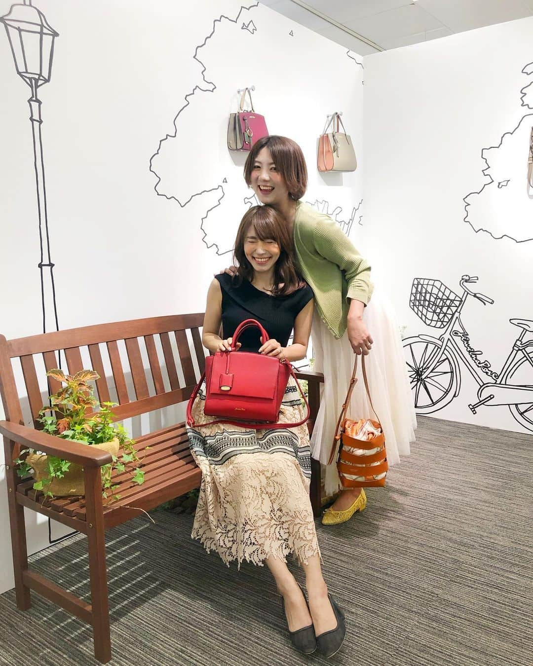 yoka1124さんのインスタグラム写真 - (yoka1124Instagram)「☆☆☆ ・ ・ 今日はジュエルナローズさんの展示会へ  @jewelnarose_official ・ ・ オフィスから普段使いまで出来る 可愛いバックが沢山！！ お気に入りを何点か見つけました ・ ・ しーちゃんと持ってるスカーフのバックも 可愛いー💗🐰 ・ ・ ・ ・ ・ ・ ・ #jewelnarose#ジュエルナローズ #展示会 #bag #きれいめコーデ  #オフィスコーデ #オフィスカジュアル  #code#coordinate#ootd#instafashion#今日のコーデ#ママコーデ#ママファッション#男の子ママ#mineby3mootd#ponte_fashion#大人カジュアル#春コーデ#大人女子#ルーファ #俺の彼女はしーちゃん」5月25日 8時01分 - yoka1124