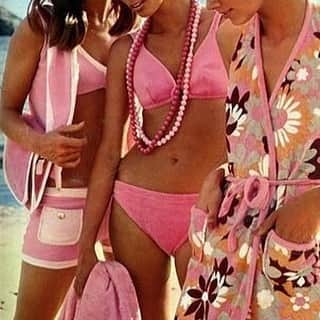 ワイルドフォックスクチュールさんのインスタグラム写真 - (ワイルドフォックスクチュールInstagram)「Beach weekend with the girls be like... #wildfox #inspo #withthegirls #babes #pink」5月25日 8時02分 - wildfoxcouture
