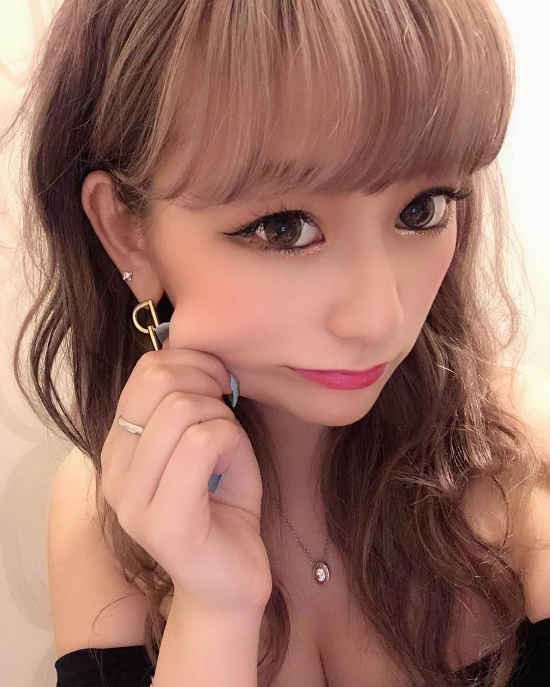 和栗汐里さんのインスタグラム写真 - (和栗汐里Instagram)「おはお🐾❤️ . 〝かわいくないたい〟って気持ち 超強くて努力するぞーって燃えてる🔥 . 多くのモデルさんが通ってる @sbc_yuta さんにお肌の メンテナンスして頂きました♡！ 顎の肉に脂肪溶解注射10ccしたよ！ . だからHawaii絶好調だった💕 . bikiniは @sme.shop の❤︎" ヒョウ柄が強めでかわいいよね💥 . 三つ編みオール前髪あげヘアおすすめ！ 夏めつめっちゃすっきりり✌︎⋆* . . #hawaii #summerfashion #waikiki #bikini #ハワイ旅行 #bikinigirls #ヒョウ柄 #ギャル #美意識 #GAL」5月25日 8時21分 - shipi0520