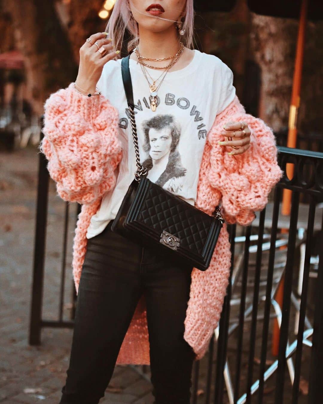 AikA♡ • 愛香 | JP Blogger • ブロガーのインスタグラム：「Casual Friday 🖤💕 Fun fact: I am 80% nicer after 3pm on Fridays 😏 ..... ▸ 📷: @jason_nak_photo」