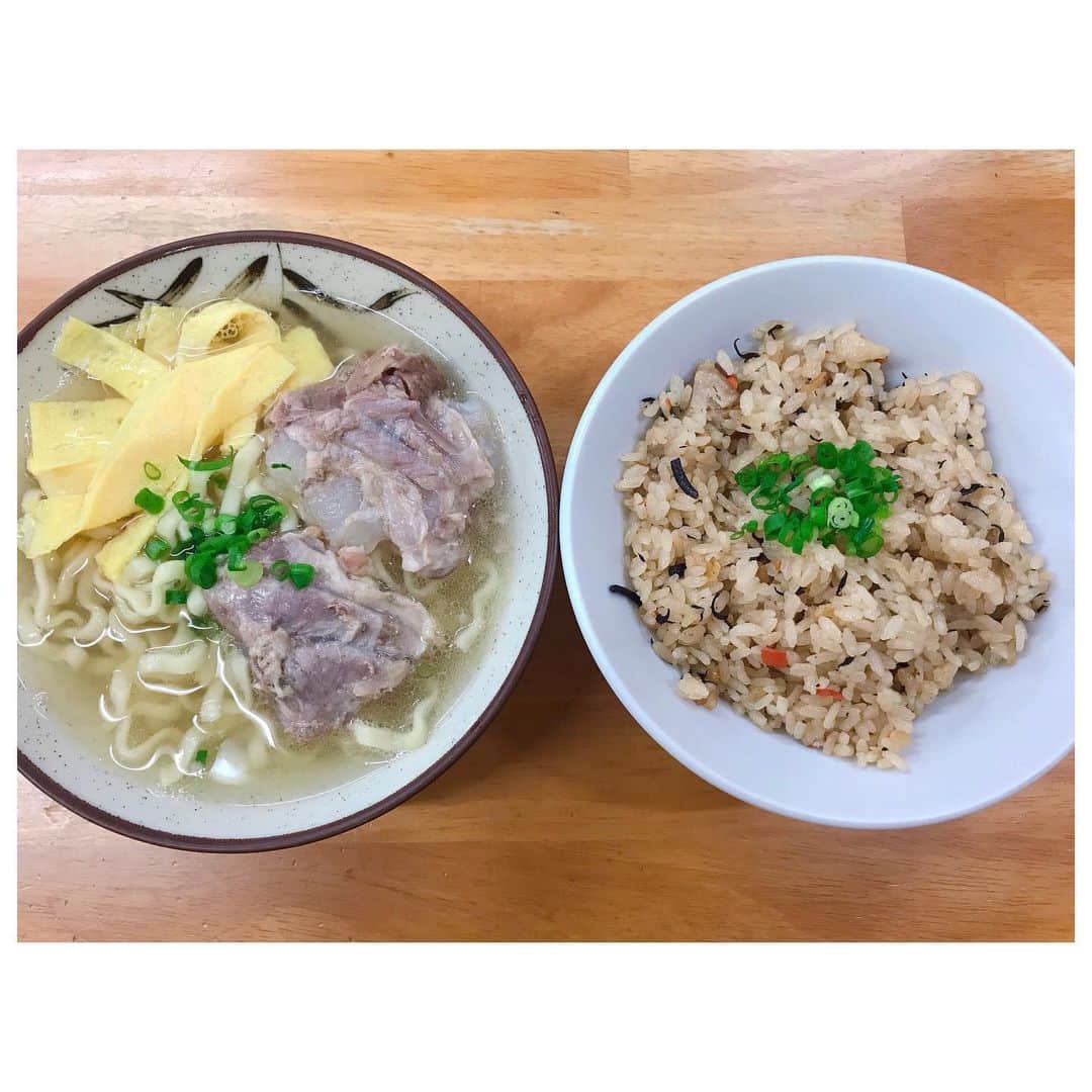 李ヒャンさんのインスタグラム写真 - (李ヒャンInstagram)「gm☻ 今日も既に暑いです。 全国的に暑いらしく、沖縄が1番予想最高気温低かったよ😅 沖縄着いてまず最初に食べたのは沖縄そば。 初めて行った浜屋。 お肉がとっても柔らかくて、初めて食べたじゅーしー(沖縄炊き込みご飯)も美味しかったー🤗 写真みたら食べたくなってきたよ🤤 #trip #shorttrip #travelgram #okinawa #yum #yummy」5月25日 8時17分 - 73hyang