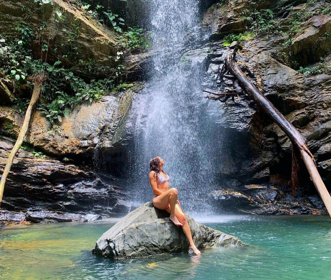 エラ・ネルソンさんのインスタグラム写真 - (エラ・ネルソンInstagram)「Contemplating the beauty of the world, our existence, and where I can find damn Tarzan 🥥🌴🌊🏝🙌🇹🇹 #trinidad #travelbug」5月25日 8時29分 - ellanelson200