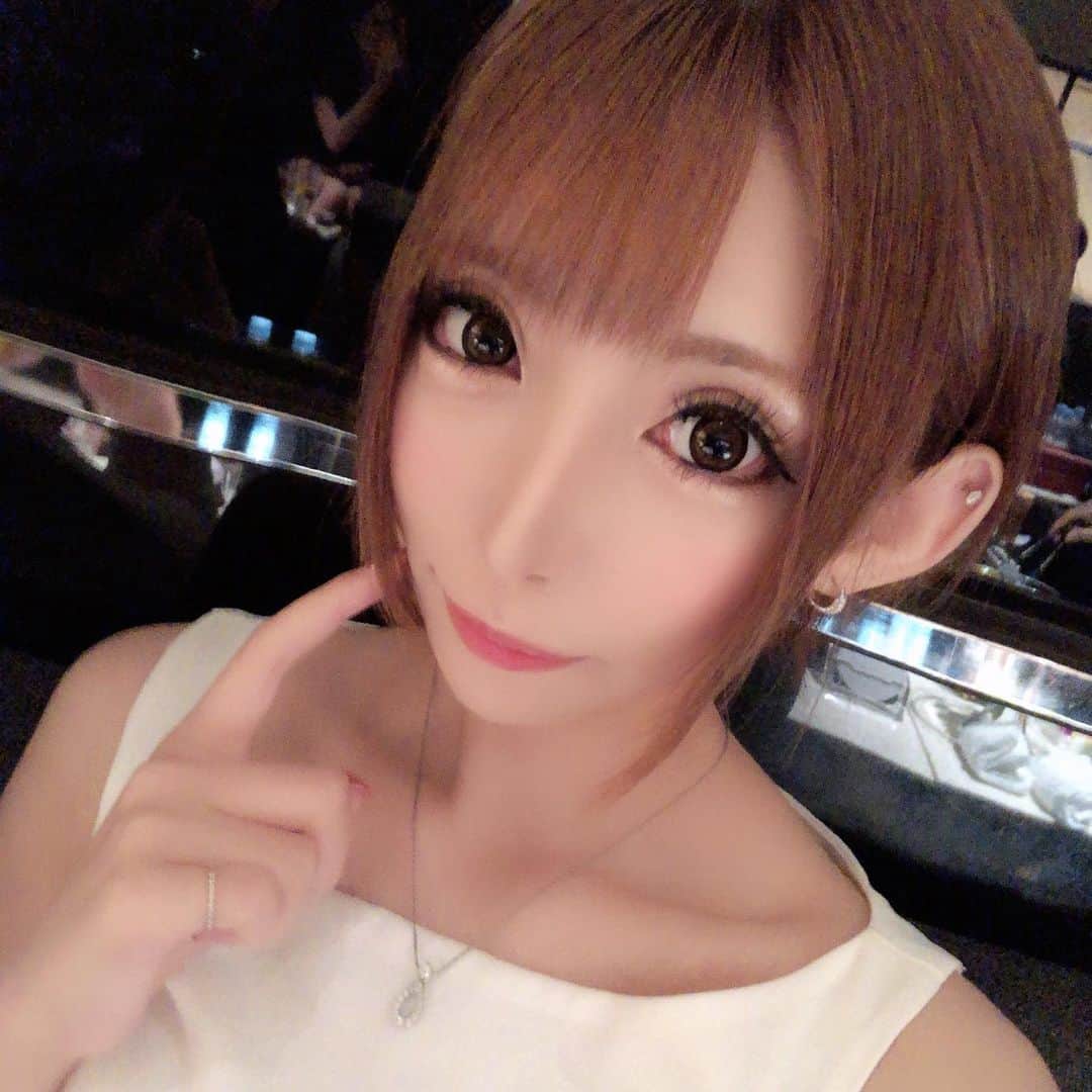 葉月七瀬のインスタグラム：「久々に出勤したの～🧸🎀 新しいドレスおろした(๑`･ᴗ･´๑)✨ 黒ばっかだから白買ってみた☺️ #newdress #white  #angelr  #フォーセンス #キャバ嬢」