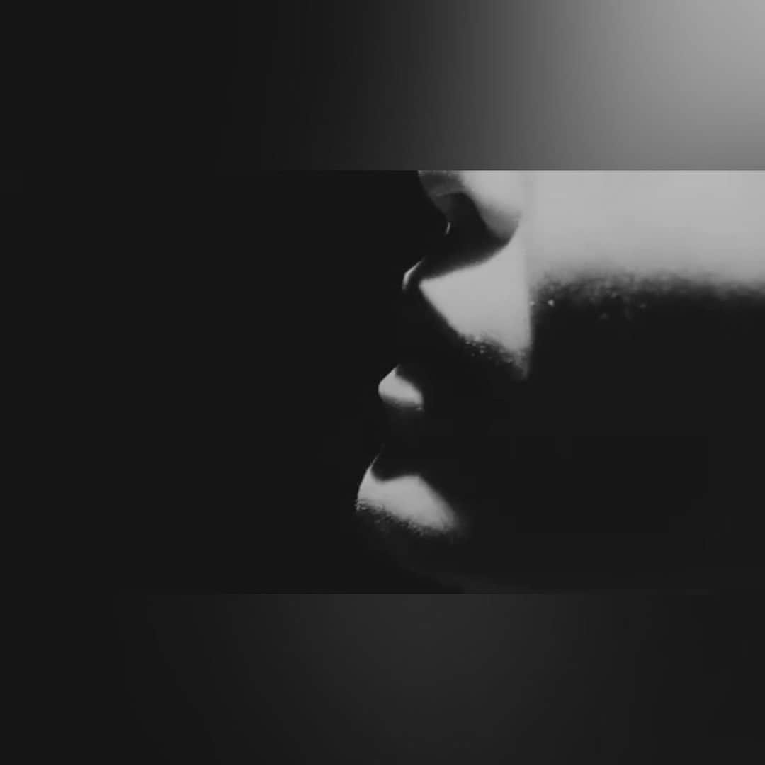 エミ・マイヤーのインスタグラム：「🖤 Album “Wings” trailer out now // link in bio Japan 6.12.2019 // 6月12日発売アルバムのティーザー映像をリンクからご覧になれます。映画みたいな仕上がりで🎥チームに感謝！ HM @miwa_ozawa Styling @teoshi director @fungraph_ichi」