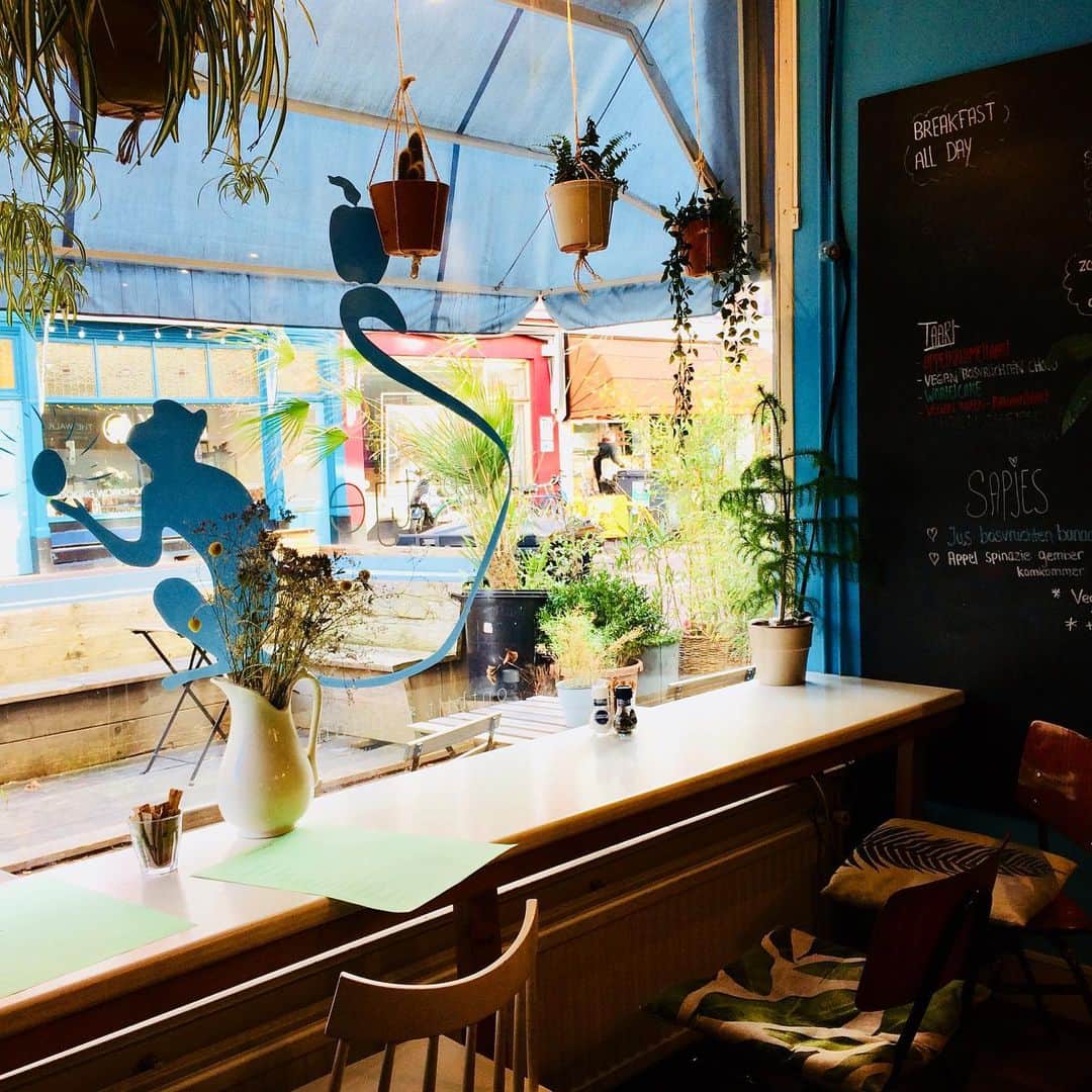 小栗左多里さんのインスタグラム写真 - (小栗左多里Instagram)「オランダでのブランチ かわいいカフェだった。前に上げたレトロカフェと同じ通り。小さいけどオシャレで人気の道だった。続く。 #カフェ#ブランチ#朝ごはん#クロワッサン#オランダ#オシャレ#おいしい#かわいい#コーヒー#レストラン#海外#旅行#海外旅行#国際結婚#漫画家#休日#思い出 #cafe#brunch#breakfast#coffee#croissant#holland」5月25日 8時26分 - oguri_saori