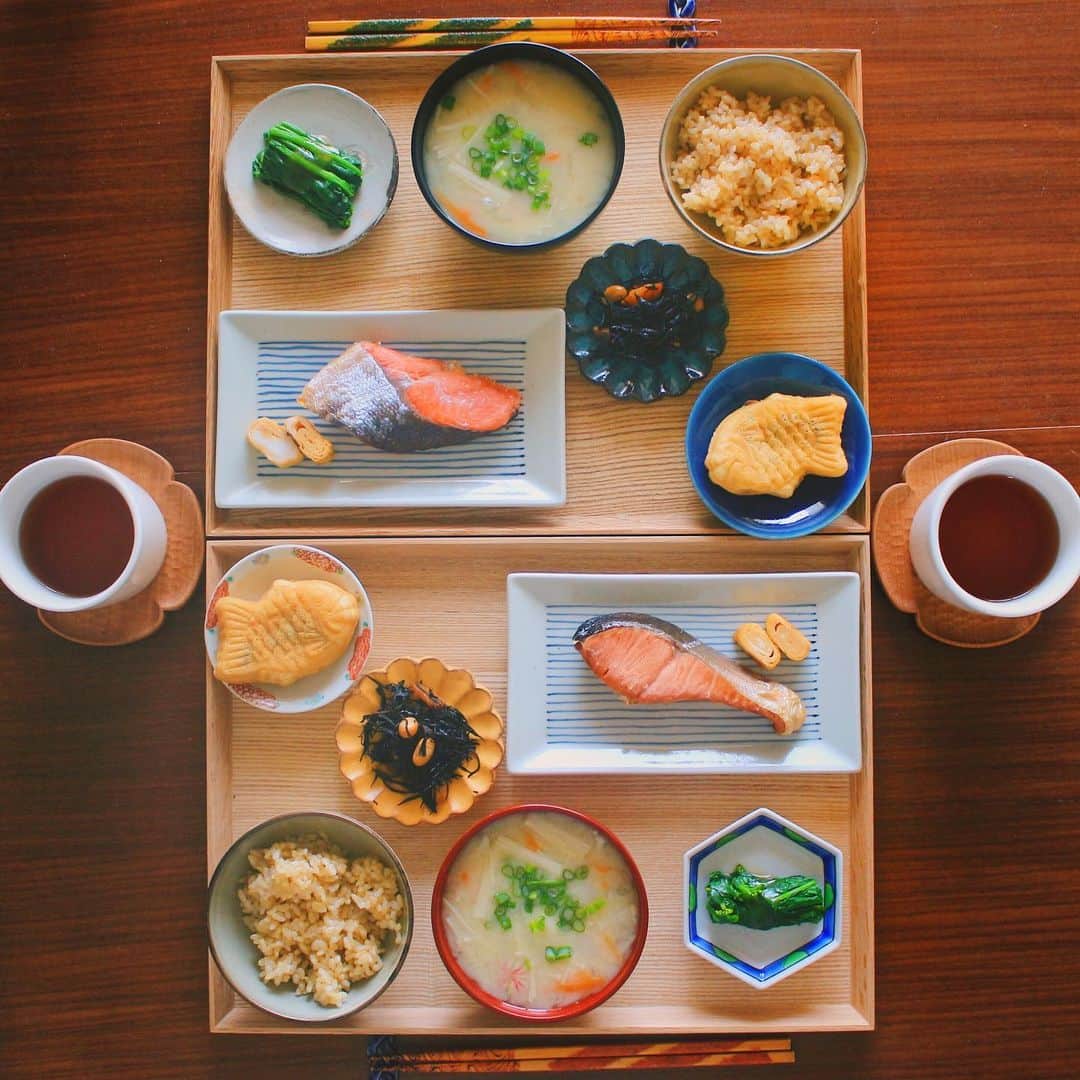 Kaori from Japanese Kitchenさんのインスタグラム写真 - (Kaori from Japanese KitchenInstagram)「2019.5.25 Sat にっぽんのど定番朝ごはん。 ＊＊＊ Good morning! Today’s Japanese breakfast:Brown rice, miso soup, boiled field mustard, grilled salmon, rolled egg, simmered hijiki seaweed, and small taiyaki(fish-shaped pancake filled with sweet red bean). It’s Japanese basic style! ・ 鮭、卵焼き、お味噌汁、ごはんのど定番で おはようございます。 ゆみさん @yumipo.a に教えてもらった お味噌にゆり根の組み合わせ、 気づいたら定番になっていました。 ホクホクで美味しい！ 全体的に何か色合いが寂しいな… フルーツがあれば栄養バランスも彩りも良かったかも。 ご飯が少なかったので小さなたい焼きを追加。 ・ 今日は「のらぼう菜」というお野菜を初めて食べました。 どうやら東京のご当地野菜らしい。 恥ずかしながら東京にご当地野菜があることを 全く知りませんでした。 味は菜の花に近いです。苦味は少なめかな。 というわけで今日の走り書きは 栄養価が似ている菜の花です。 ごちそうさまでした。 ・ 📝薬膳走り書き📝 菜の花:身体を温め、婦人系の臓器に悩みのある方にオススメなお野菜。血行促進に効能あり。 たんぱく質と一緒に摂ると肝臓の機能を高めるためデトックス効果も期待できる。 ・ 【おしながき】 玄米 ゆり根、えのき、新玉ねぎ、人参のお味噌汁 鮭の塩焼き 卵焼き のらぼう菜のポン酢和え 豆とひじきの煮物 小さなたい焼き ・ 今日は会社の同僚とうちの家でホームパーティー。おばあちゃん家でとれた春キャベツをたっぷり使って餃子を大量生産する予定。今日はうまく焼けたらいいなぁ。 今週、運動会の方もそうでない方も引き続き暑さ対策を忘れずに🍉 ・ #japanesefood #japanesecuisine #washoku #breakfast #おうちごはんlover #朝ごはん #おうちごはん #早餐 #아침밥 #薬膳 #うつわ #フーディーテーブル #和食器 #吉田崇昭 #松浦コータロー #小澤基晴 #一汁三菜 #japonais」5月25日 8時30分 - coco_kontasu
