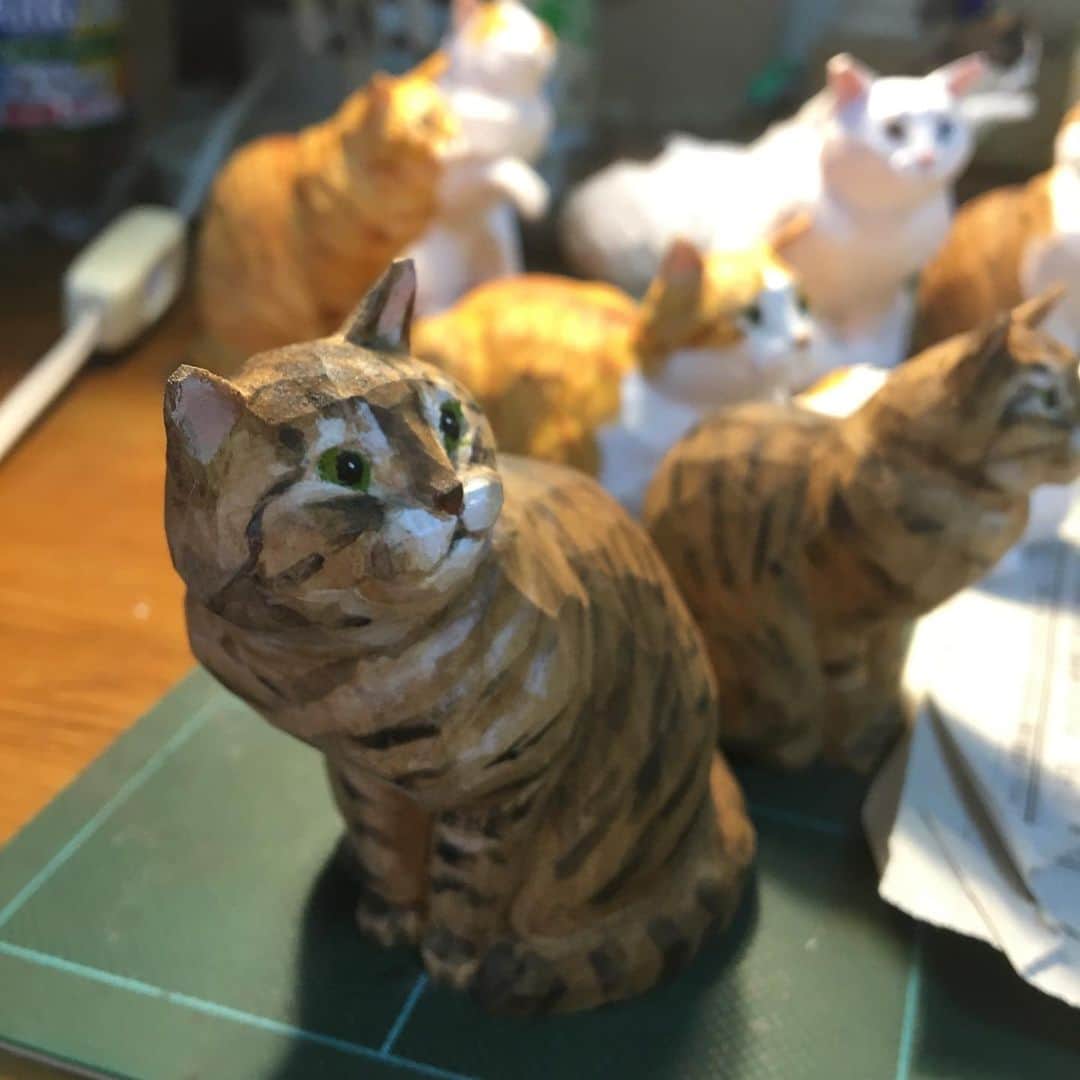 yamanekoさんのインスタグラム写真 - (yamanekoInstagram)「おはようございます。 これからみんなを連れて 『にゃっ展2019』に行って来ます。2日間おりますので宜しくお願い致します。例によって寝てない私、本日の強烈な朝の日差しに目をシパシパしてます。 #にゃっ展2019 #日仏会館#ねこ部 #ねこ #sculpture #木彫り猫 #ねこすたぐらむ #cat #catstagram #woodworking #バンナイリョウジ #目がシパシパ」5月25日 8時45分 - yamaneko5656
