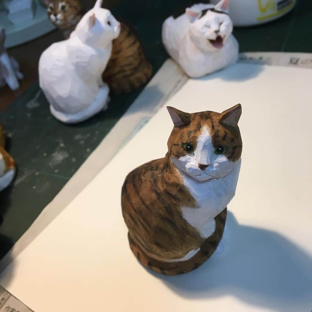 yamanekoさんのインスタグラム写真 - (yamanekoInstagram)「おはようございます。 これからみんなを連れて 『にゃっ展2019』に行って来ます。2日間おりますので宜しくお願い致します。例によって寝てない私、本日の強烈な朝の日差しに目をシパシパしてます。 #にゃっ展2019 #日仏会館#ねこ部 #ねこ #sculpture #木彫り猫 #ねこすたぐらむ #cat #catstagram #woodworking #バンナイリョウジ #目がシパシパ」5月25日 8時45分 - yamaneko5656