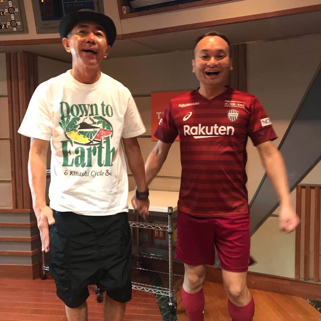 アイアム野田のインスタグラム：「なんとTBSラジオ『木梨の会。』に出演！そして開幕戦のようにエスコートおじさんと手を繋いで写真撮って頂きました！めちゃくちゃ興奮してます！ありがとうございました😄😄 #木梨の会 #木梨憲武 さん #イニエスタ #visselkobe #アイアム野田 #鬼ヶ島」
