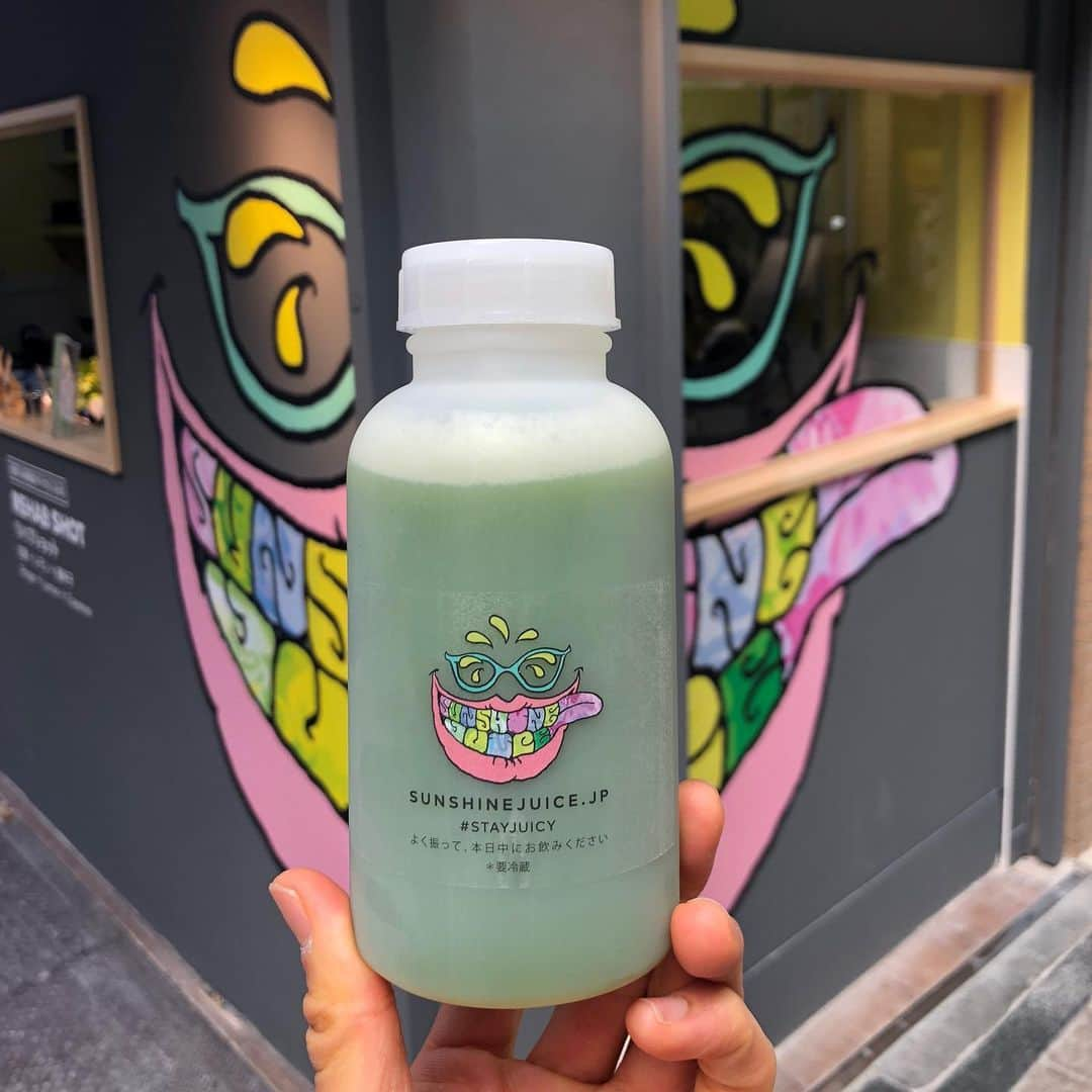 Sunshine Juiceさんのインスタグラム写真 - (Sunshine JuiceInstagram)「UVケアにはケールを🌱ケールは肌老化を防ぐポリフェノールやビタミンが豊富に含まれています。ビタミンAはトマトの約5倍、ビタミンEはキャベツの約24倍。暑い日が続いて紫外線も急激に強くなってます。サンシャインジュースの高知県産オーガニックケールがたっぷり入ったジュースをぐびぐび飲んでしっかり肌対策をしましょう🌞  did you know that kale is great for the uv light care ? they contain vitamins and polyphenol that are great to protect your skin. kale at sunshine juice are all organic straight from kochi. drink greeeeeens and get ready for 🌞 #stayjuicy #sunshinejuice #coldpressedjuice #clenase #kale #organic #natural #サンシャインジュース #コールドプレスジュース #クレンズ #ジュースクレンズ#グリーンジュース #オーガニック #ケール #ビタミンA #ビタミンE #ポリフェノール #アンチエイジング #紫外線対策 #UVケア #肌老化対策 #美肌 #夏」5月25日 9時01分 - sunshinejuicetokyo