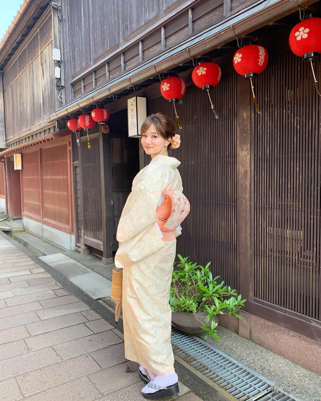 石井里奈さんのインスタグラム写真 - (石井里奈Instagram)「おはよん😊💕 . 昨日から撮影で金沢に来ています🥺🍣 今回もゆきちゃんと👭 . レンタル着物をして、東茶屋街を散策👘 . 夏用の淡いお着物をセレクトしました🥺また京都の時に借りたお着物とは違って上品な素敵な色でお気に入り😊✨ . とってもお天気もよくて、たくさん美味しいもの食べて笑、いい写真がたくさんあるのでまたアップしていきますね📸💕 . そして今朝起きたらフォロワーが7万人に😳😳本当に本当にありがとうございます😭💕キングダムいうと7万将軍という感じでしょうか😳笑 めちゃ最強です😭おかげさまで毎日暖かいみなさんの応援に支えられて、ほんとに幸せです🥺 . これからもよろしくお願いします💕 今日も素敵な一日になりますように✨ . #金沢 #金沢旅行 #kanazawa #東茶屋街 #ひがし茶屋街 #レンタル着物 #kimono #着物 #japan #visitjapan #japantrip #女子旅 #石川県 #加賀友禅 #japanesegirl #japanese #金沢観光 #金沢グルメ #kanazawatrip #旅行 #旅行好き #trip #travel #国内旅行 #アップヘア #ヘアアレンジ #着物ヘアアレンジ #着物コーディネート #心結」5月25日 9時02分 - ri7tin1025