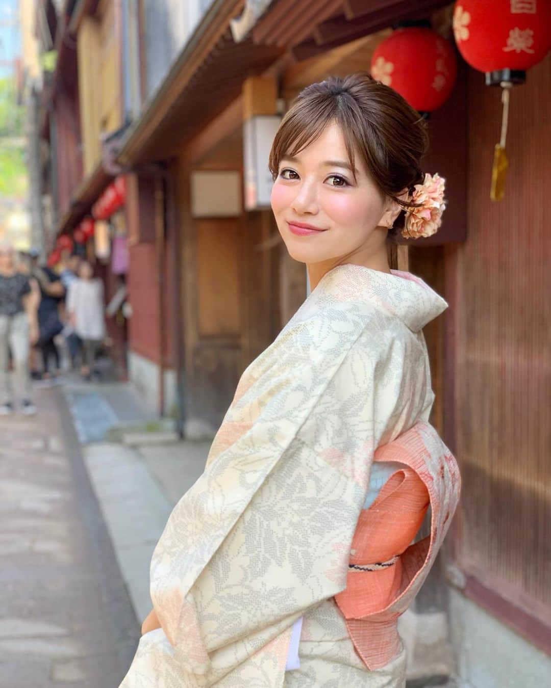 のインスタグラム：「おはよん😊💕 . 昨日から撮影で金沢に来ています🥺🍣 今回もゆきちゃんと👭 . レンタル着物をして、東茶屋街を散策👘 . 夏用の淡いお着物をセレクトしました🥺また京都の時に借りたお着物とは違って上品な素敵な色でお気に入り😊✨ . とってもお天気もよくて、たくさん美味しいもの食べて笑、いい写真がたくさんあるのでまたアップしていきますね📸💕 . そして今朝起きたらフォロワーが7万人に😳😳本当に本当にありがとうございます😭💕キングダムいうと7万将軍という感じでしょうか😳笑 めちゃ最強です😭おかげさまで毎日暖かいみなさんの応援に支えられて、ほんとに幸せです🥺 . これからもよろしくお願いします💕 今日も素敵な一日になりますように✨ . #金沢 #金沢旅行 #kanazawa #東茶屋街 #ひがし茶屋街 #レンタル着物 #kimono #着物 #japan #visitjapan #japantrip #女子旅 #石川県 #加賀友禅 #japanesegirl #japanese #金沢観光 #金沢グルメ #kanazawatrip #旅行 #旅行好き #trip #travel #国内旅行 #アップヘア #ヘアアレンジ #着物ヘアアレンジ #着物コーディネート #心結」