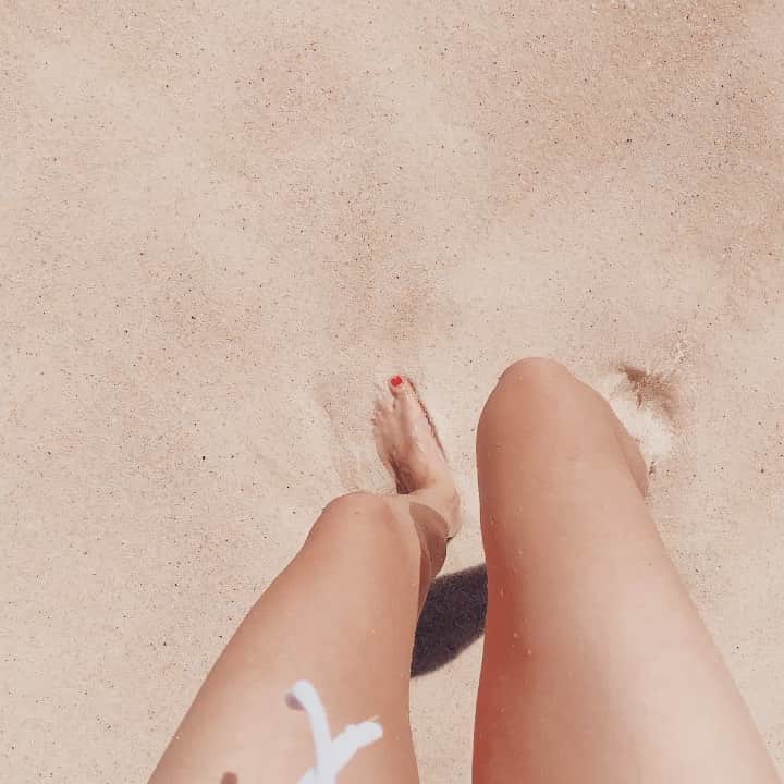 森下千里のインスタグラム：「Hello summer!!!!! . . 今日は暑いから、 夏を感じる日になりそう🌞 ステキな週末を。 . . #わたしはこれから #デパートへ #視察 #夏 #夏日 #beach #bikini #海外旅行  #綺麗な海 #ビーチ研究家」