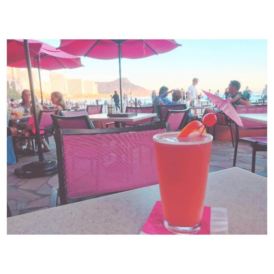 荒川れん子のインスタグラム：「New PINK beer @royal_hawaiian 🍺💕 ロイヤルハワイアンホテルで先月辺りから登場したピンクビール。見ための可愛らしさからは意外なほどにしっかりビール！マイタイバーは不動の人気スポットですが、またまたお友達を連れて行きたい理由が増えちゃった😍 . . #hawaii #waikiki #aloha #luckywelivehawaii #beach #hawaiilife #travel #trip #lifeisajourney #hotel #pink #new #beer #foodie #hawaiistagram #royalhawaiian  #instahawaii #ハワイ #ワイキキ #ハワイ生活 #ハワイ暮らし #旅 #ハワイ好き #ハワイ旅行 #ホテル #ピンク #ビール #海 #乾杯 #夕暮れ時」