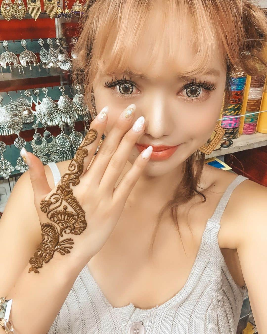 RUI ONUMAさんのインスタグラム写真 - (RUI ONUMAInstagram)「ㅤㅤㅤㅤㅤㅤㅤㅤㅤㅤㅤㅤㅤ henna tatoo🌿 ㅤㅤㅤㅤㅤㅤㅤㅤㅤㅤㅤㅤㅤ 本場のインドで #ヘナタトゥー ♡ デザインはインドのお姉さんの センスにお任せしてみた🇮🇳 ㅤㅤㅤㅤㅤㅤㅤㅤㅤㅤㅤㅤㅤ すらすら〜っと何も見ずに こんな綺麗な模様がかけて素敵♡ ㅤㅤㅤㅤㅤㅤㅤㅤㅤㅤㅤㅤㅤ 1つ50ルピーとかだった！(約80円) まじ安すぎる(笑) ㅤㅤㅤㅤㅤㅤㅤㅤㅤㅤㅤㅤㅤ  ㅤㅤㅤㅤㅤㅤㅤㅤㅤㅤㅤㅤㅤ ㅤㅤㅤㅤㅤㅤㅤㅤㅤㅤㅤㅤㅤ ――――――――――――― ㅤㅤㅤㅤㅤㅤㅤㅤㅤㅤㅤㅤㅤ 🗺  #インド #india  #ジャイプール #jaipur  ㅤㅤㅤㅤㅤㅤㅤㅤㅤㅤㅤㅤㅤ 📍 #ハワーマハル #hawamahal  ㅤㅤㅤㅤㅤㅤㅤㅤㅤㅤㅤㅤㅤ ――――――――――――― ㅤㅤㅤㅤㅤㅤㅤㅤㅤㅤㅤㅤㅤ #おーぬまんindia旅」5月25日 9時11分 - onumaaan