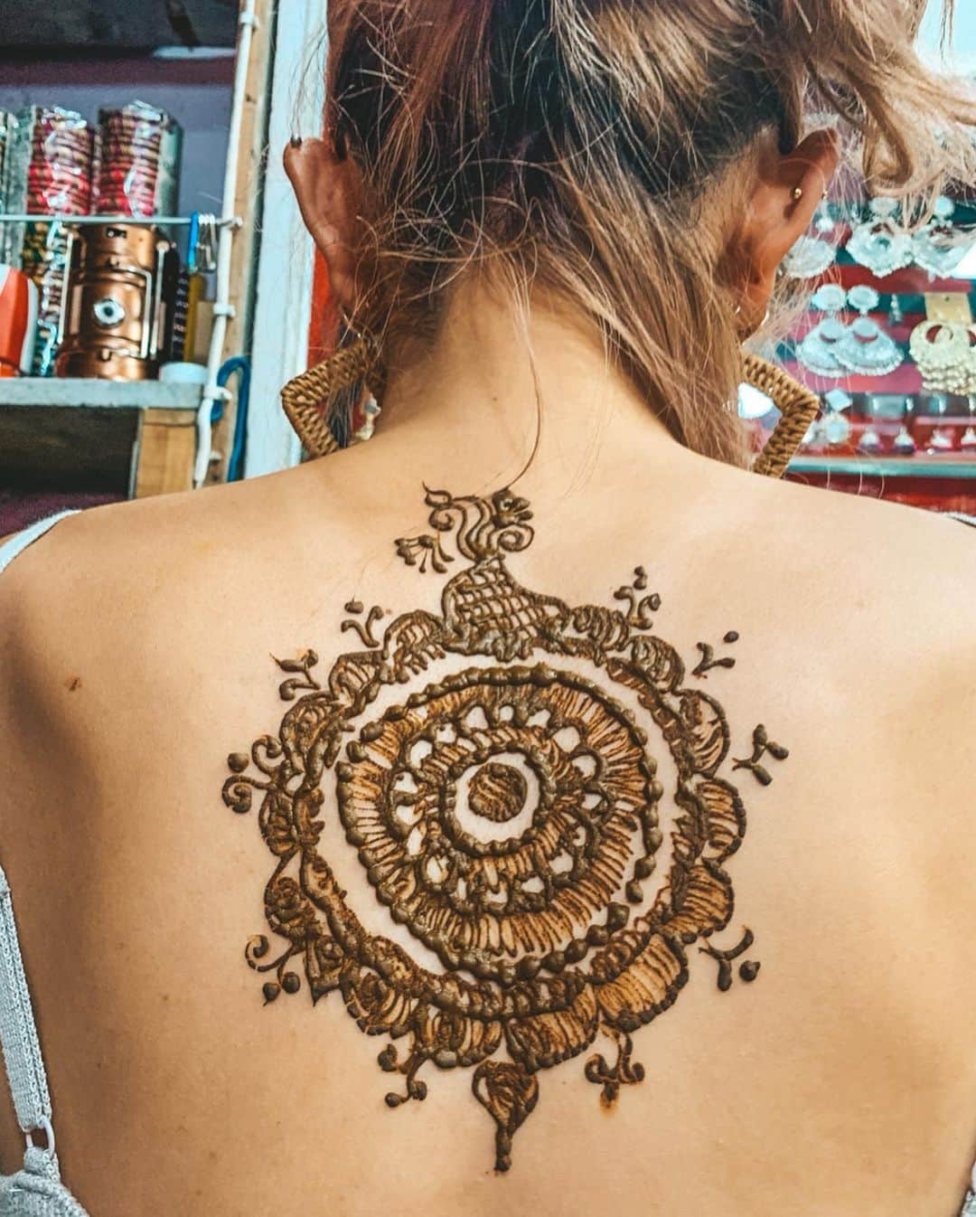 RUI ONUMAさんのインスタグラム写真 - (RUI ONUMAInstagram)「ㅤㅤㅤㅤㅤㅤㅤㅤㅤㅤㅤㅤㅤ henna tatoo🌿 ㅤㅤㅤㅤㅤㅤㅤㅤㅤㅤㅤㅤㅤ 本場のインドで #ヘナタトゥー ♡ デザインはインドのお姉さんの センスにお任せしてみた🇮🇳 ㅤㅤㅤㅤㅤㅤㅤㅤㅤㅤㅤㅤㅤ すらすら〜っと何も見ずに こんな綺麗な模様がかけて素敵♡ ㅤㅤㅤㅤㅤㅤㅤㅤㅤㅤㅤㅤㅤ 1つ50ルピーとかだった！(約80円) まじ安すぎる(笑) ㅤㅤㅤㅤㅤㅤㅤㅤㅤㅤㅤㅤㅤ  ㅤㅤㅤㅤㅤㅤㅤㅤㅤㅤㅤㅤㅤ ㅤㅤㅤㅤㅤㅤㅤㅤㅤㅤㅤㅤㅤ ――――――――――――― ㅤㅤㅤㅤㅤㅤㅤㅤㅤㅤㅤㅤㅤ 🗺  #インド #india  #ジャイプール #jaipur  ㅤㅤㅤㅤㅤㅤㅤㅤㅤㅤㅤㅤㅤ 📍 #ハワーマハル #hawamahal  ㅤㅤㅤㅤㅤㅤㅤㅤㅤㅤㅤㅤㅤ ――――――――――――― ㅤㅤㅤㅤㅤㅤㅤㅤㅤㅤㅤㅤㅤ #おーぬまんindia旅」5月25日 9時11分 - onumaaan