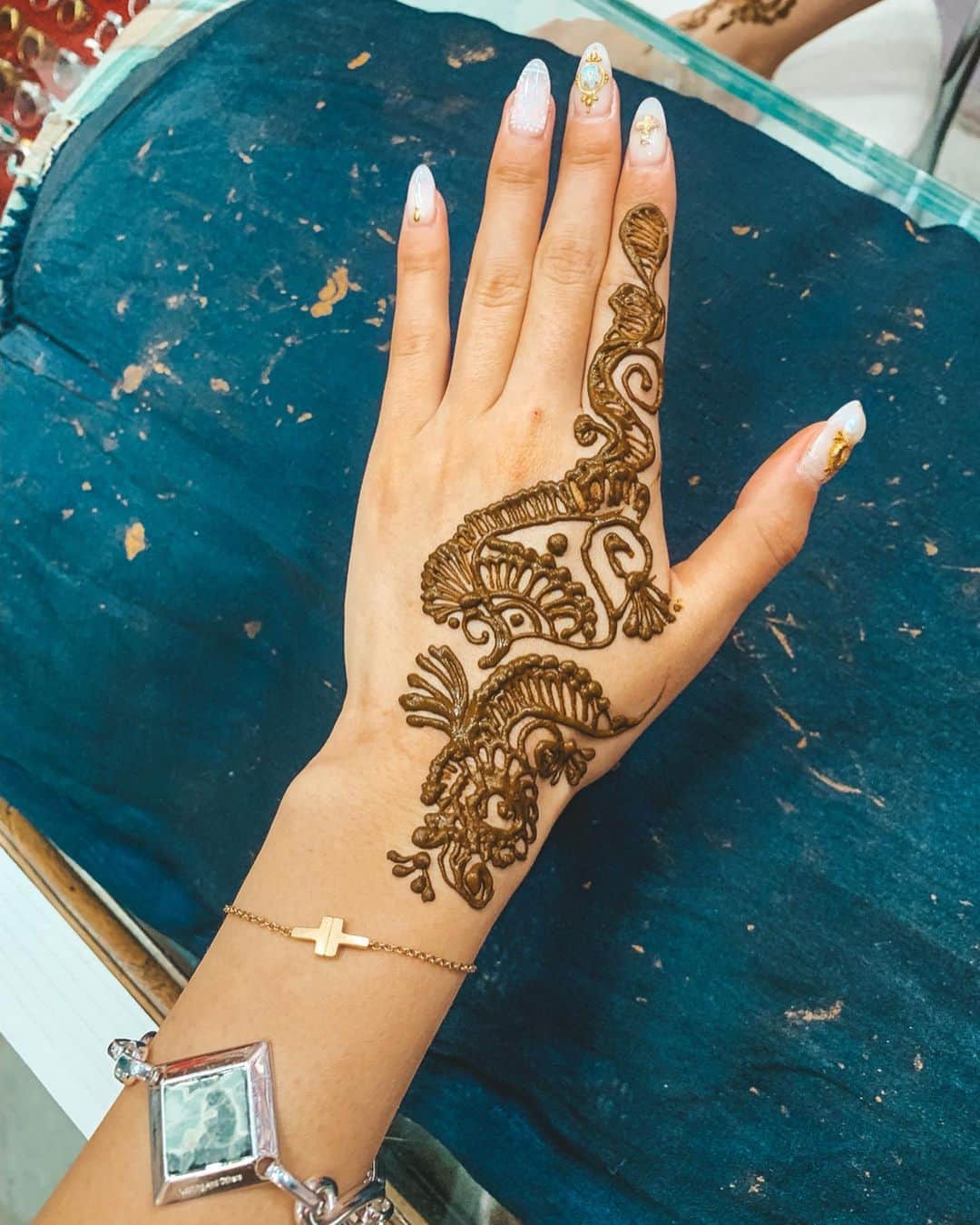RUI ONUMAさんのインスタグラム写真 - (RUI ONUMAInstagram)「ㅤㅤㅤㅤㅤㅤㅤㅤㅤㅤㅤㅤㅤ henna tatoo🌿 ㅤㅤㅤㅤㅤㅤㅤㅤㅤㅤㅤㅤㅤ 本場のインドで #ヘナタトゥー ♡ デザインはインドのお姉さんの センスにお任せしてみた🇮🇳 ㅤㅤㅤㅤㅤㅤㅤㅤㅤㅤㅤㅤㅤ すらすら〜っと何も見ずに こんな綺麗な模様がかけて素敵♡ ㅤㅤㅤㅤㅤㅤㅤㅤㅤㅤㅤㅤㅤ 1つ50ルピーとかだった！(約80円) まじ安すぎる(笑) ㅤㅤㅤㅤㅤㅤㅤㅤㅤㅤㅤㅤㅤ  ㅤㅤㅤㅤㅤㅤㅤㅤㅤㅤㅤㅤㅤ ㅤㅤㅤㅤㅤㅤㅤㅤㅤㅤㅤㅤㅤ ――――――――――――― ㅤㅤㅤㅤㅤㅤㅤㅤㅤㅤㅤㅤㅤ 🗺  #インド #india  #ジャイプール #jaipur  ㅤㅤㅤㅤㅤㅤㅤㅤㅤㅤㅤㅤㅤ 📍 #ハワーマハル #hawamahal  ㅤㅤㅤㅤㅤㅤㅤㅤㅤㅤㅤㅤㅤ ――――――――――――― ㅤㅤㅤㅤㅤㅤㅤㅤㅤㅤㅤㅤㅤ #おーぬまんindia旅」5月25日 9時11分 - onumaaan