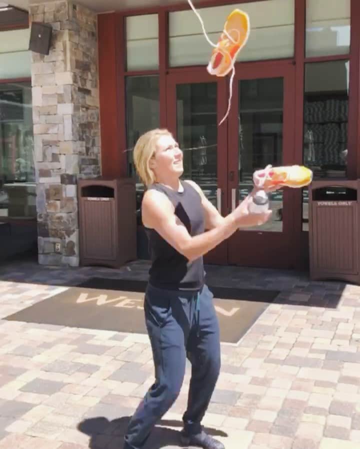 ミカエラ・シフリンのインスタグラム：「Who says shoes were made for your feet?🤔😝」