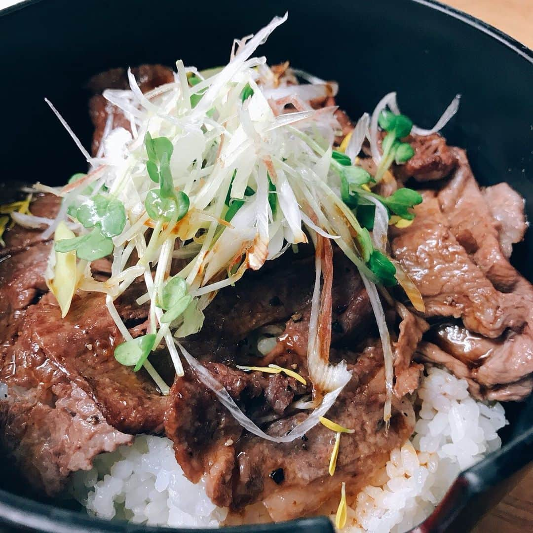 梅田 いち凛のインスタグラム：「炙り肉飯🍖 コースの中の〆の一品！  今日土曜日、まだまだお席の余裕がございます。ご予約ご来店お待ち致しております🤗  #いち凛 #大阪 #梅田 #osaka #うめきた #グランフロント #居酒屋 #ディナー #個室 #個室居酒屋 #さくら #和食 #春  #梅田居酒屋  #いいね #フォロー #japanesefood  #photooftheday #豆腐 #誕生日 #記念日 #大阪駅#女子会 #湯葉 #日本酒 #日本酒女子 #日本酒好き #ヘルシーご飯#予約」