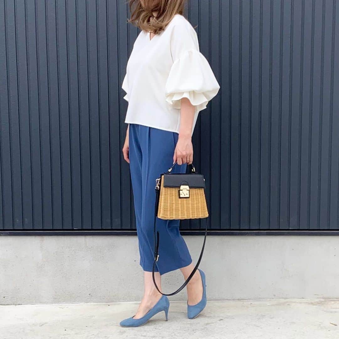 ryuu79hinaのインスタグラム：「#ootd …︎☺︎ ・ ・ ホワイト✕ブルー💙 ・ ・ ボトムと足元の色をリンク✨ 脚長効果になるんだよ☝︎ ・ ・ ┈┈┈┈┈┈┈┈┈┈┈┈┈┈┈┈┈┈┈┈┈┈┈┈┈ 👕・@birthdaybashshop 👖・@uniqlo #uniqlo#ユニクロ 👠・#sesto 👜・#amerivintage」