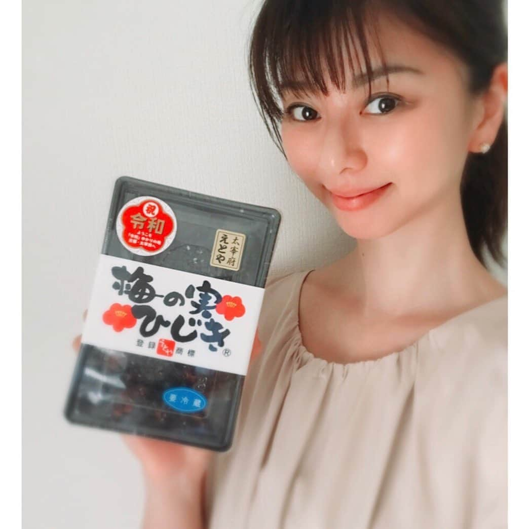 えれなさんのインスタグラム写真 - (えれなInstagram)「先日、福岡に行ったとき。  スタッフさんにオススメしてもらった『梅の実ひじき』✨ 30雑穀米に混ぜておにぎりにしてみました🍙  カリっとした梅の食感に、ひじきの旨味がたまらなく美味しかった〜❤️✨ 後は、作り置きしてあった。  ブロッコリーのツナマヨ。 3食カラーピーマンのナムル。 （キヌアとアマランサスとあえてます）  鶏のおからパウダー焼き。 （塩麹でつけこんだ鶏もも肉におからパウダーをまぶしてオリーブオイルで焼いたもの）  韓国料理のサムギョプサルみたいにナムルのせて食べました😋  お吸い物は残り物で。 ネギと豆腐と、しめじです。  #おうちごはん  #梅の実ひじき #ハマった #スーパーフード #おからパウダー #オリーブオイル #えれ飯 #いつも食べたいなと思った食材を選んでる #身体が必要としてる栄養素な気がするから #ピーマン #少し前まで苦手だったんだよw #今回すごい食べたいと思って #そして美味しかった #カロテン #ビタミン #抗酸化作用 #たんぱく質 #ミネラル #作り置き #レシピ増やしたいな #えれな」5月25日 9時15分 - elena1982312