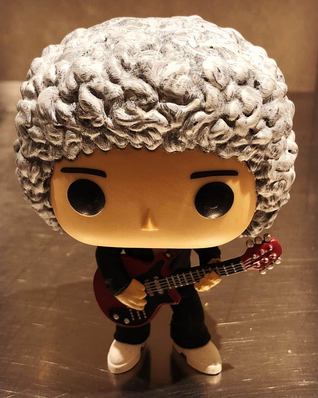 ブライアン・メイさんのインスタグラム写真 - (ブライアン・メイInstagram)「THANK YOU @charlyragdoll for my superb customised Funko Bri doll !!! You are a true pal ! Please swipe for parallel stereo, cross-eyed stereo, and ... the presentation ! Bri」5月25日 9時19分 - brianmayforreal