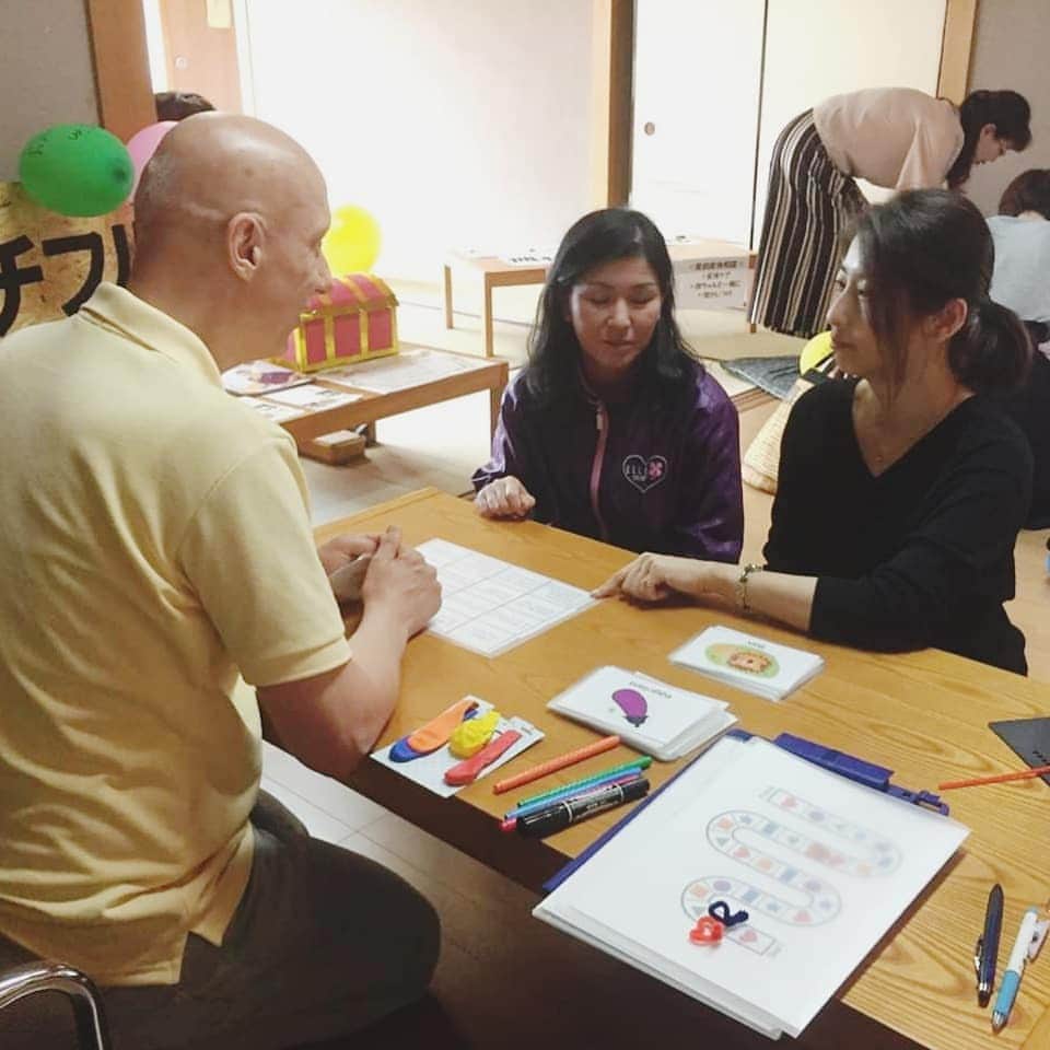 ユーロ英会話クラブさんのインスタグラム写真 - (ユーロ英会話クラブInstagram)「【東浦校】 【おだい市に出店しました🌟】 当日は約６００名もの方が来場されたおだい市&東浦セミナー！  とっても大盛況のイベントに、キッズと大人の英会話体験で参加させていただきました♪  イベントの最後に、「サチフル英会話クラブのファンです！」とおっしゃって下さる方が・・・！ HPやFacebook等をチェックして下さっているようで、こんなに嬉しいことはありません！  私たちにとっても今後の励みになる１日でした😊❣️ お越しいただいた皆さま、イベント実行委員の皆さま、本当にありがとうございました！✨ ＝＝＝＝＝＝＝＝＝＝＝＝＝ サチフル英会話クラブ http://sachifull.com/ ☎0561-58-9450（代表）  #英語 #英会話 #英会話教室 #英会話スクール #キッズ英会話 #キッズイングリッシュ #英語の勉強 #べびー #ベビー #子供 #子ども #キッズ #学生 #英会話初心者 #英語の勉強垢 #子供英会話 #社会人の勉強垢 #海外旅行 #留学 #studyenglish #instastudy #長久手 #東浦 #サチフル英会話クラブ #サチフル #おだい市」5月25日 9時30分 - sachifull.english.club