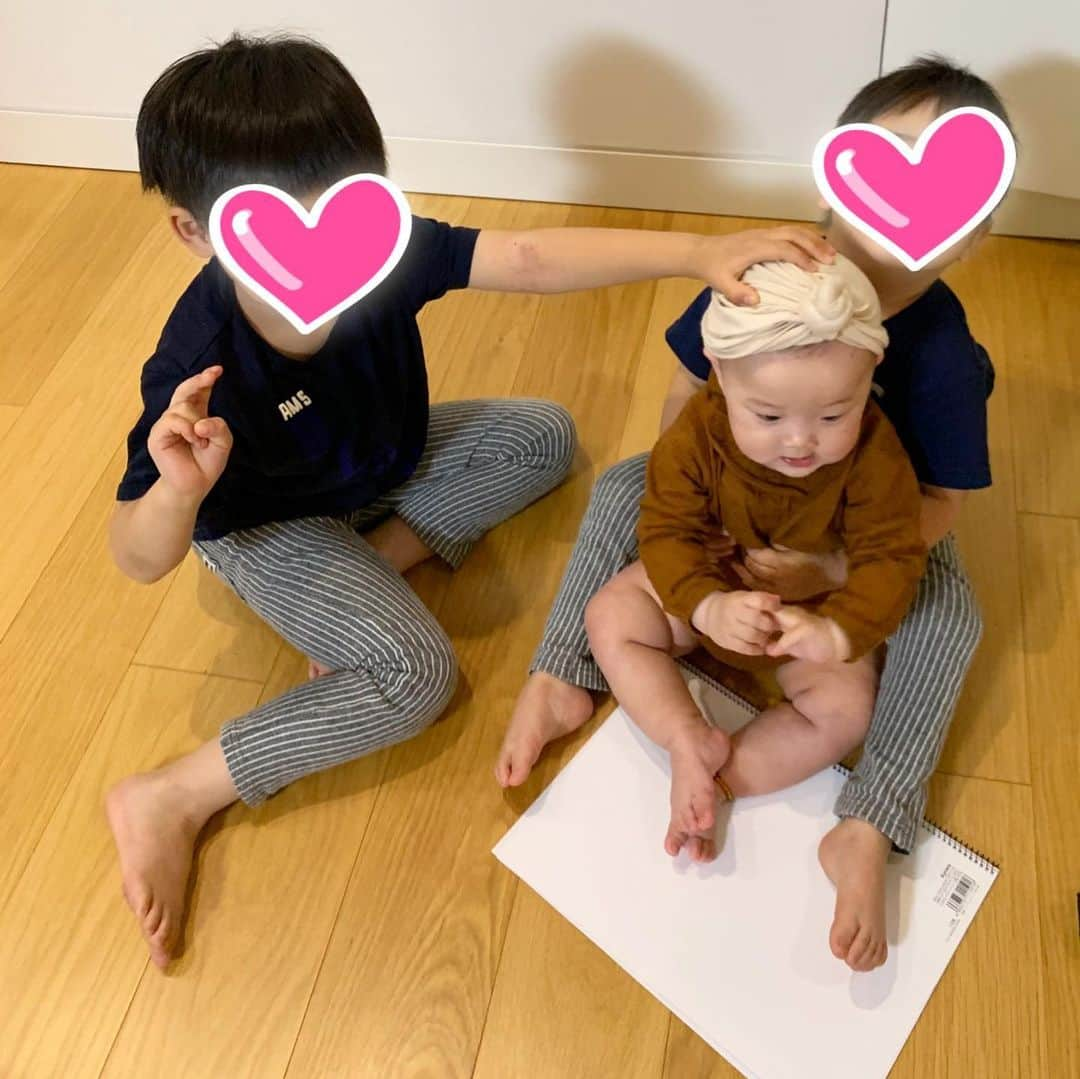 大塚良子さんのインスタグラム写真 - (大塚良子Instagram)「昨夜は裕子のお宅にお邪魔しました。 すっかり大きくなった男の子二人が娘へオモチャを沢山持ってきてくれて、泣いてる娘を何とか笑わそうとぬいぐるみで劇してくれたりアンパンマンが好きだと話したらアンパンマンの絵を描いてプレゼントしてくれたり、兄弟であれこれ話しながらあやす姿が何とも優しくて可愛いかった！！きっとお兄ちゃんがいたらこんな感じなんだろうなあ。﻿やっぱ男の子も超カワイイ♡ ﻿ 裕子ともすっごく久々ゆっくり話せたし、とっても久しぶりに矢部さんにもお会いできて嬉しい夜でした。しかも娘に素敵すぎるファーストシューズのギフトまで。 いやあ本当にここのファミリーいつも温かくて眩しい✨ ママになったのに、この家の子になりたいって思ったよね笑。おもてなしをありがとう💕」5月25日 9時30分 - ryokokonami