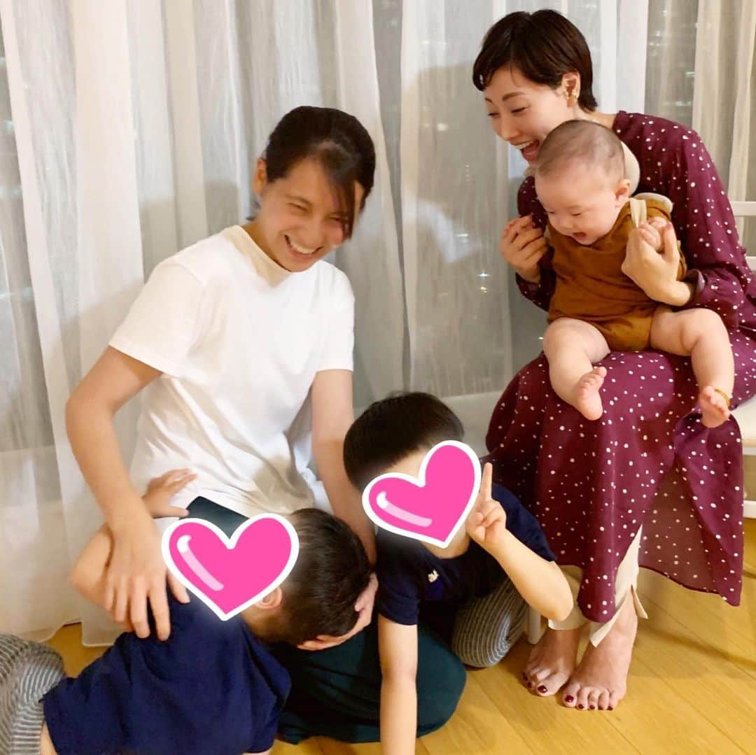 大塚良子さんのインスタグラム写真 - (大塚良子Instagram)「昨夜は裕子のお宅にお邪魔しました。 すっかり大きくなった男の子二人が娘へオモチャを沢山持ってきてくれて、泣いてる娘を何とか笑わそうとぬいぐるみで劇してくれたりアンパンマンが好きだと話したらアンパンマンの絵を描いてプレゼントしてくれたり、兄弟であれこれ話しながらあやす姿が何とも優しくて可愛いかった！！きっとお兄ちゃんがいたらこんな感じなんだろうなあ。﻿やっぱ男の子も超カワイイ♡ ﻿ 裕子ともすっごく久々ゆっくり話せたし、とっても久しぶりに矢部さんにもお会いできて嬉しい夜でした。しかも娘に素敵すぎるファーストシューズのギフトまで。 いやあ本当にここのファミリーいつも温かくて眩しい✨ ママになったのに、この家の子になりたいって思ったよね笑。おもてなしをありがとう💕」5月25日 9時30分 - ryokokonami