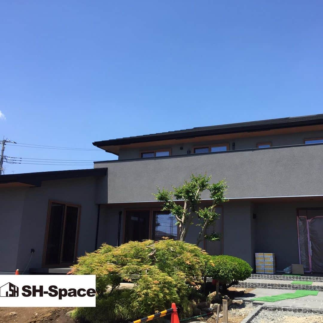 SH-Spaceさんのインスタグラム写真 - (SH-SpaceInstagram)「ジャパニーズモダン！ 建築中です！ 屋根、外壁、サッシ すべてこだわりました。 最高にカッコいいジャパニーズモダンな住まいがもうすぐ完成です！ー  #所沢 #ジャパニーズモダンスタイル #塗り壁 #マイホーム #新築 #インテリア #住宅 #i注文住宅 #建築 #工務店 #house #マイホーム計画 #薪ストーブライフ #間接照明  #薪ストーブのある家 #一戸建て #ビンテージ #モダン #自由設計 #施工事例 #設計 #薪ストーブのある暮らし #無垢 #飯能市 #ガレージ #寄棟  #和洋折衷 #飯能住まい #ジャパニーズモダン」5月25日 9時30分 - sh_space.home