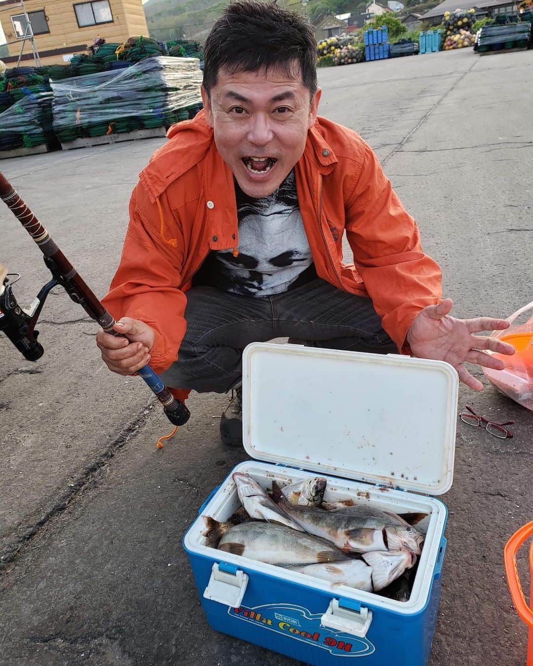 HBC北海道放送アナウンス部さんのインスタグラム写真 - (HBC北海道放送アナウンス部Instagram)「近藤肇です。  この春から釣りを始めました！🎣 この日は自分ではほとんど釣れず、この写真の魚たちは師匠がくれたものです。  #HBC #アナウンサー #北海道放送 #近藤肇 #釣り #海が好き#キャンプ #アウトドア#天気予報 #今日ドキ #今日ドキッ #今日ドキッ！ #ホッケ #ウミタナゴ #エゾメバル #アイナメ #カーナビラジオ #アキトム」5月25日 9時30分 - hbc_announcer