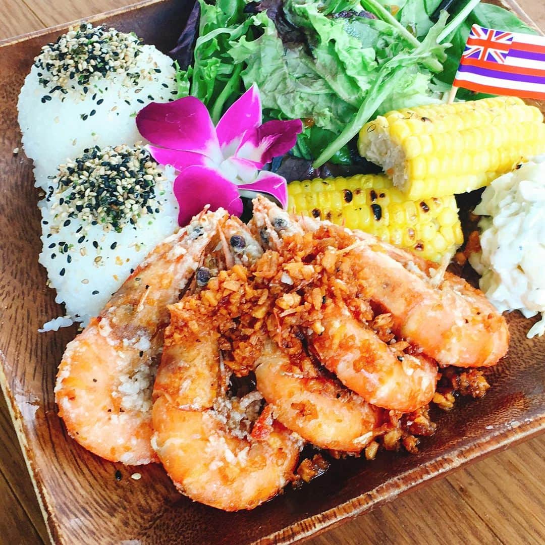 のインスタグラム：「Kauai Garlic Shrimp 🦐  #garlicshrimp  カウアイ島産のシュリンプを使った、アロハテーブル特製ガーリックシュリンプ！ 揚げているので、殻ごと食べれます。新鮮なニンニクで作った、オリジナルのガーリックオイルは香り高くて、食欲をそそります🤤  #ガーリックシュリンプ  #kauaishrimp #カウアイシュリンプ #waikikilunch #waikikidinner #hawaiianrestaurant #hawaiianfood #ハワイアンレストラン #ハワイアンフード #hawaiigourmet #ハワイグルメ #onoliscious #delish #hawaiisbestkitchens #honolulufoodies」