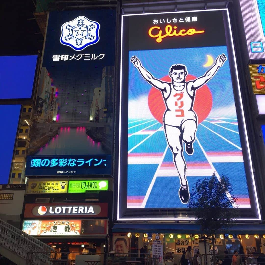 のインスタグラム：「明日のお昼頃(11時ごろ)に グリコの下にあるたこやき壱番さんに 行きます♪ お時間ある方、全員集合です！ おいしいたこ焼き食べましょう♪ お待ちしております♪  #たこやき壱番  #たこ焼き壱番道頓堀店  #松崎さんも #秦耕介 #も来るよ」