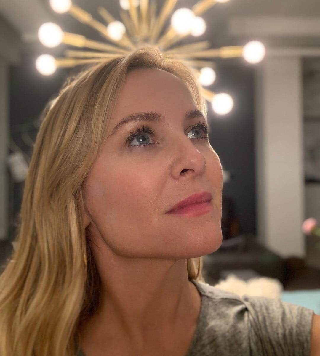 ジェシカ・キャプショーさんのインスタグラム写真 - (ジェシカ・キャプショーInstagram)「Going into the weekend with no @gameofthrones at the end of it with courage...and a self made crown 👸🏼 Also, I just realized what an incredibly strong influence Daenerys has been on the color of my eyebrows...many thanks for that, Dany. 🤗😘」5月25日 9時32分 - jessicacapshaw