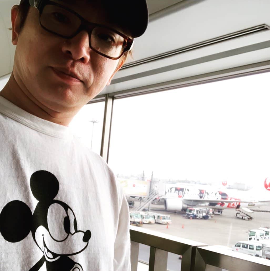 濱口優さんのインスタグラム写真 - (濱口優Instagram)「#ミッキー飛行機 #ミッキーTシャツ」5月25日 9時34分 - hamaguchi_masaru