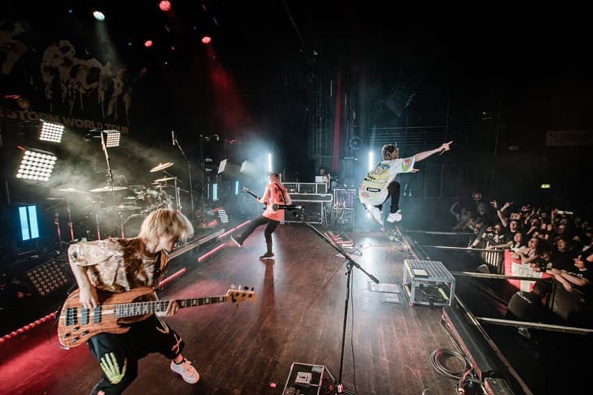 Toru さんのインスタグラム写真 - (Toru Instagram)「Merci vielmals!!!! Switzerland🇨🇭🇨🇭🇨🇭 📸 @jamiecarterfilms 🎸@marshallamps_uk  @orangeamplifiers」5月25日 9時34分 - toru_10969