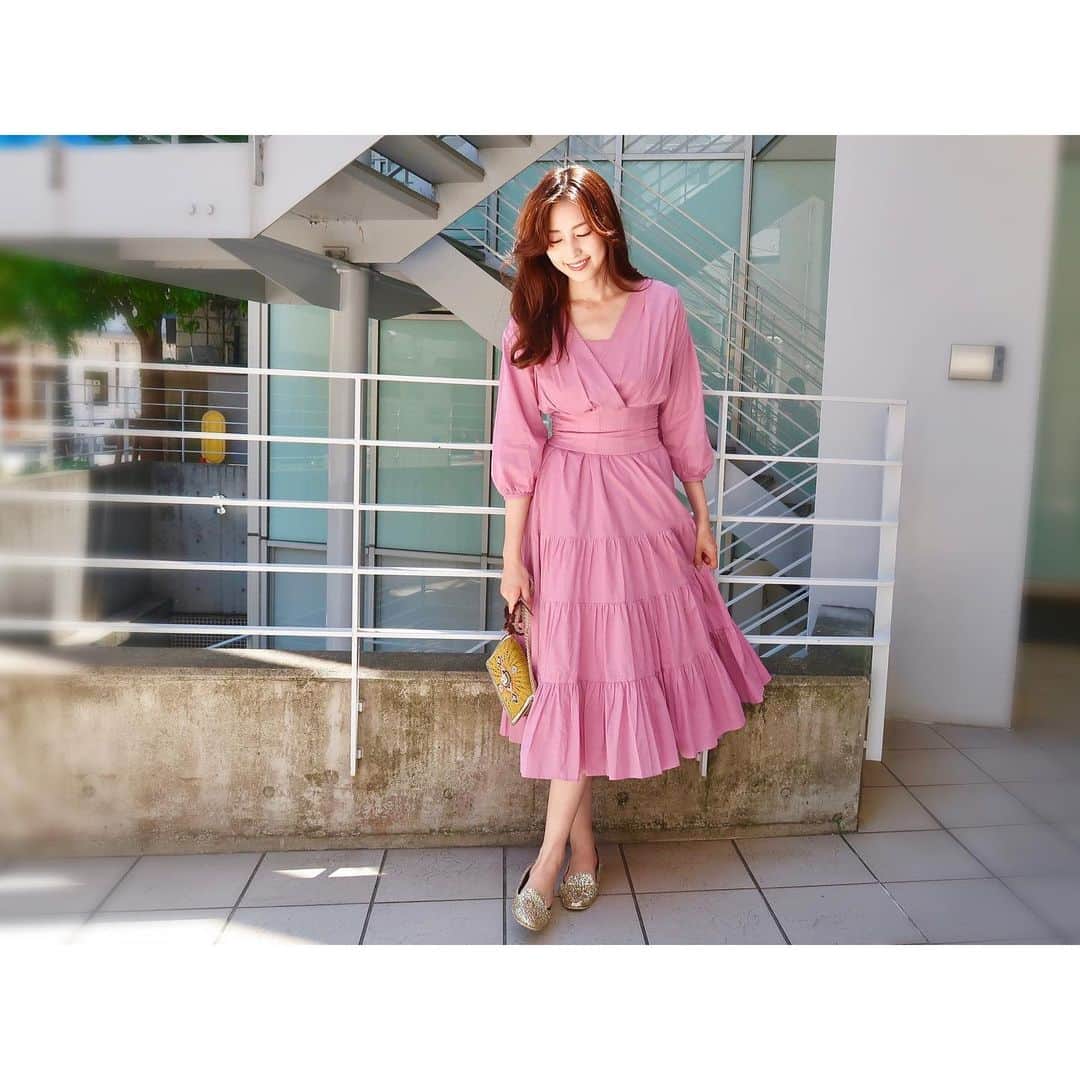 有村実樹さんのインスタグラム写真 - (有村実樹Instagram)「💄👗﻿ 昨日の私服です♪﻿ ﻿ ﻿ ピンクのワンピースに合わせて、ピンクのカラーラインでアイメイク。﻿ ﻿ ロングスカートの時は、全体に大きく見えがちなので、カバンやアクセは小ぶりなものにするとバランスが取れます😊﻿ ﻿ ﻿ ﻿ ﻿ ﻿ 👗ワンピース→SNIDEL ﻿ 🥿フラットシューズ→銀座かねまつ﻿ 👜バッグ→BUBA﻿ 🕶サングラス→YSL﻿ ﻿ ﻿ ﻿ ﻿ #服とメイクのバランス #fashion #私服 #pink #ワンピース #ピンクメイク #SNIDEL #スナイデル #銀座かねまつ #BUBA #YSL ﻿」5月25日 9時35分 - arimura_miki